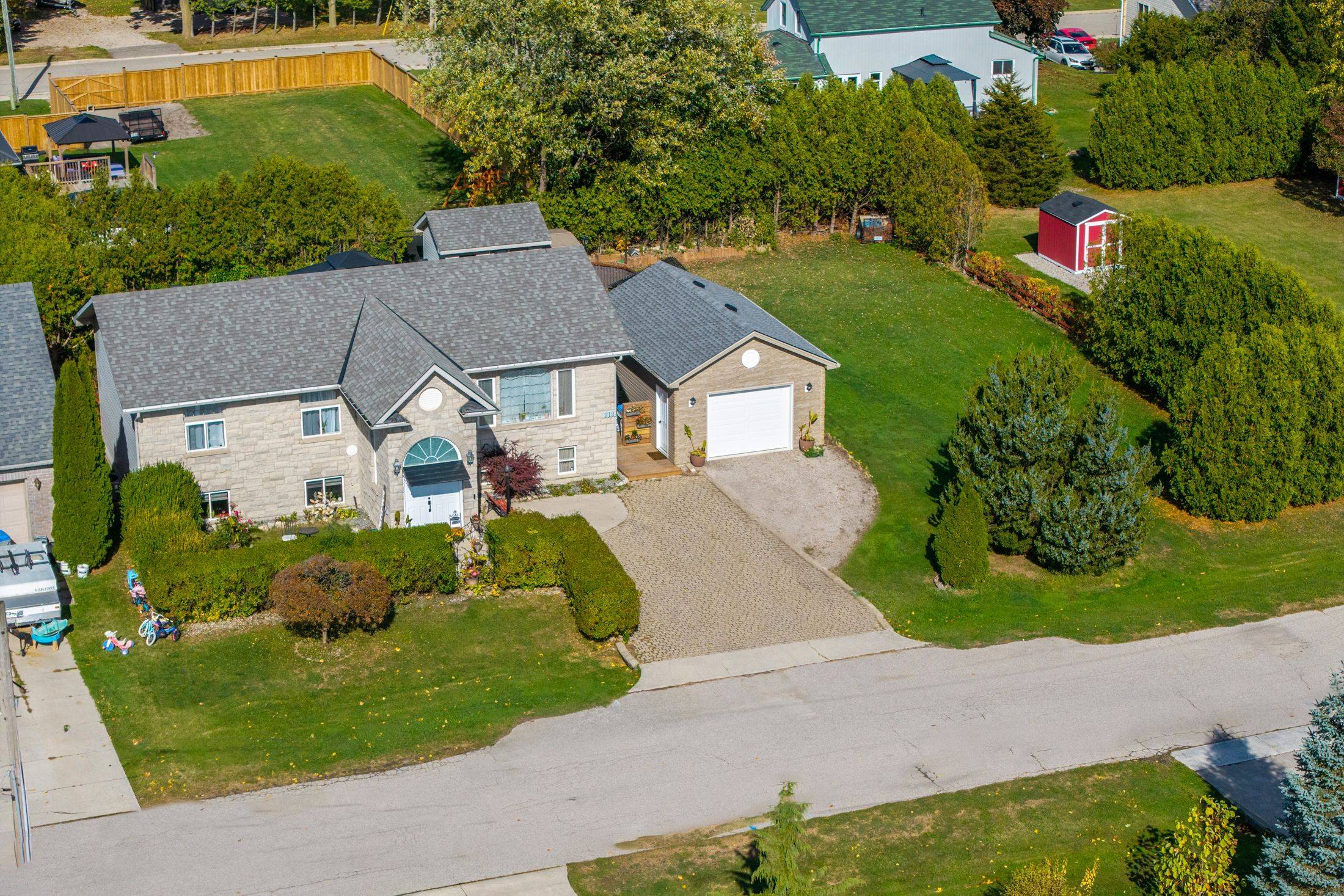 Lambton Shores, ON N0M 2N0,212 Golfview ST
