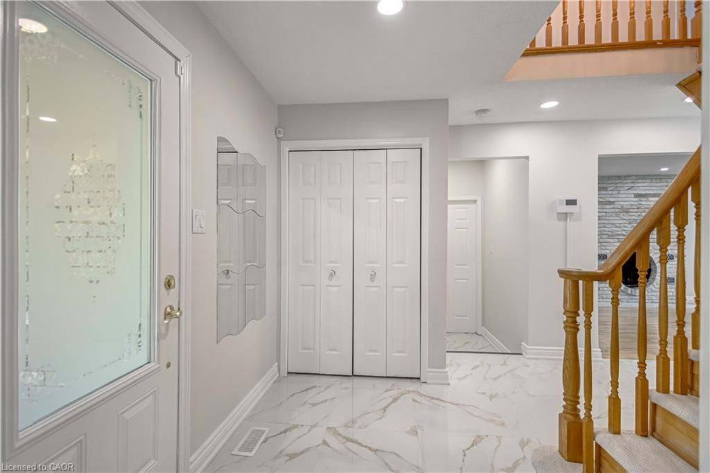 Hamilton, ON L9B 2G6,2 ROBESPIERRE CT