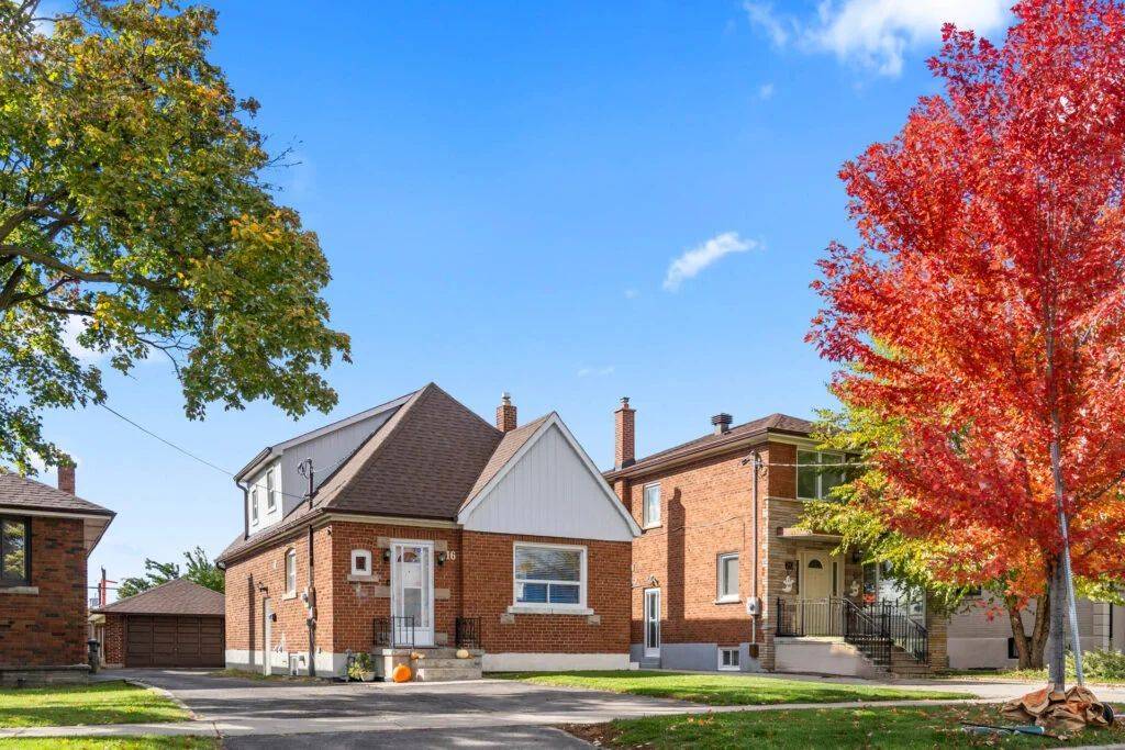 Toronto W04, ON M6L 2J1,16 Connie ST