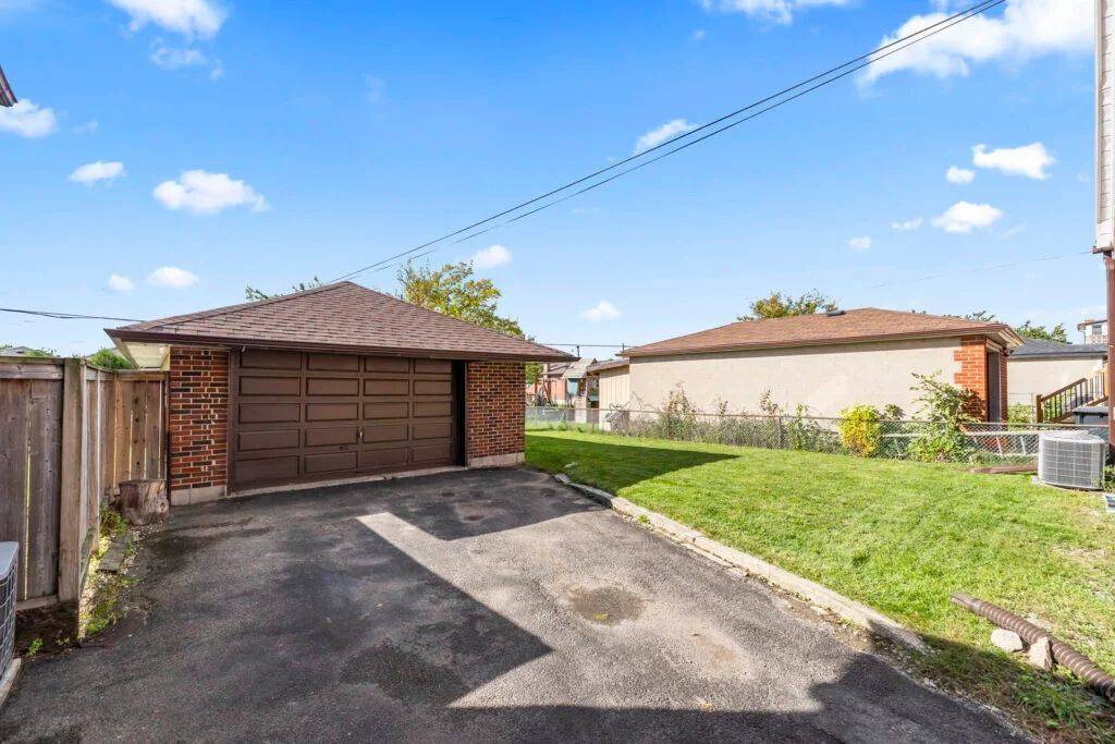 Toronto W04, ON M6L 2J1,16 Connie ST