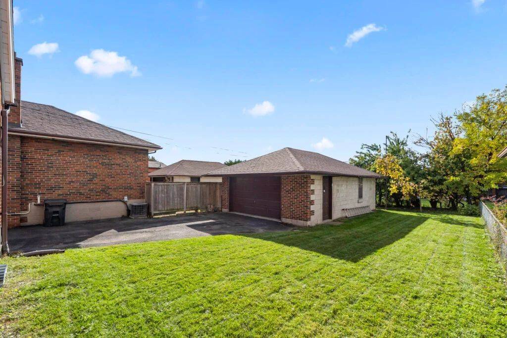 Toronto W04, ON M6L 2J1,16 Connie ST