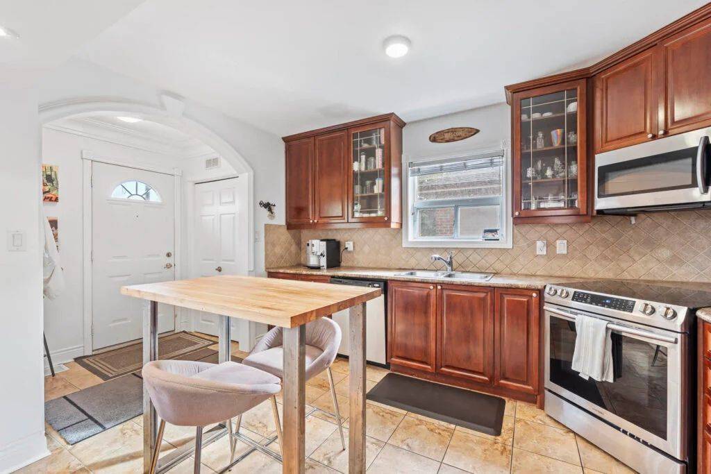 Toronto W04, ON M6L 2J1,16 Connie ST