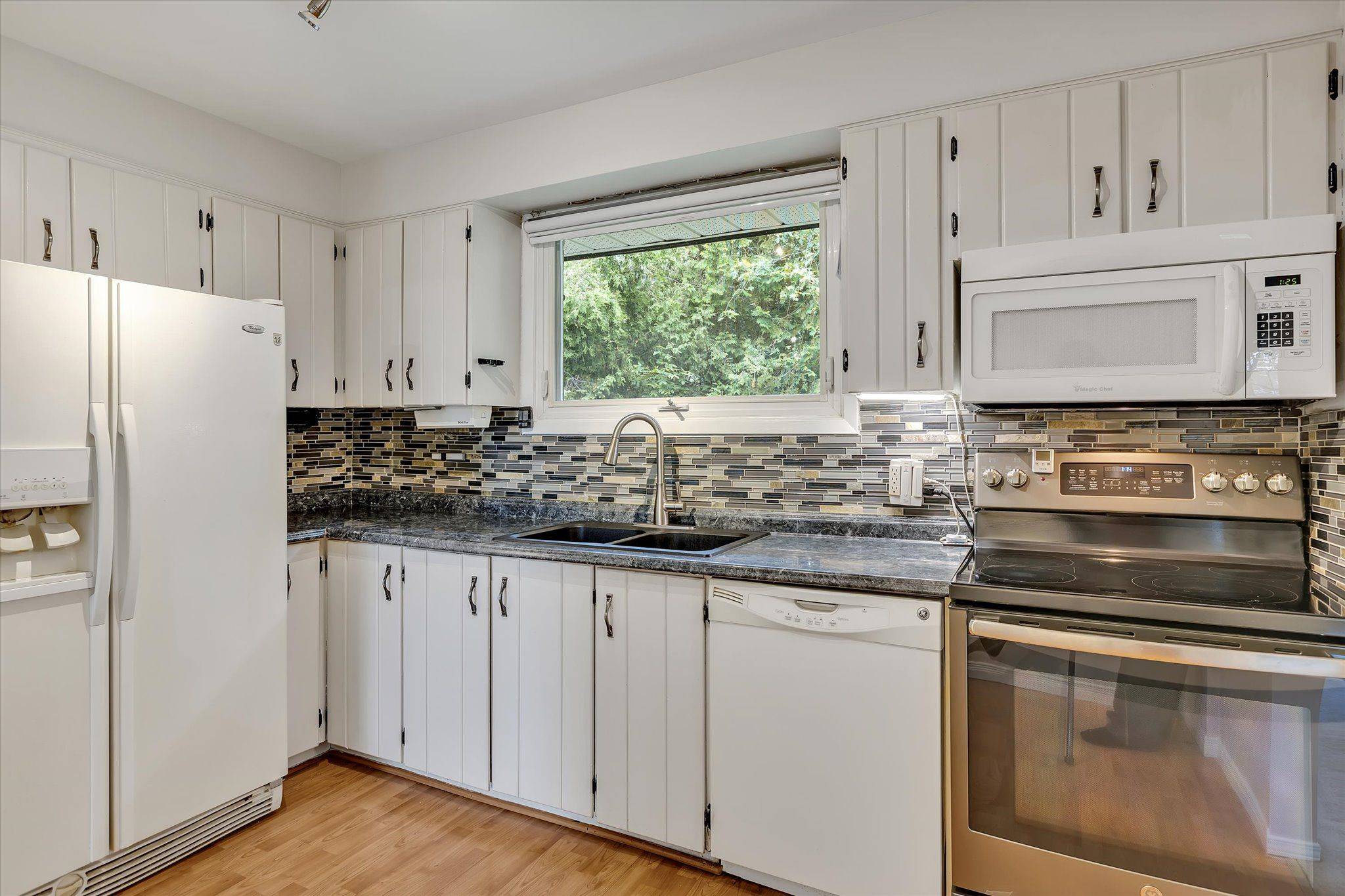 Selwyn, ON K9J 6X3,197 Patricia CRES