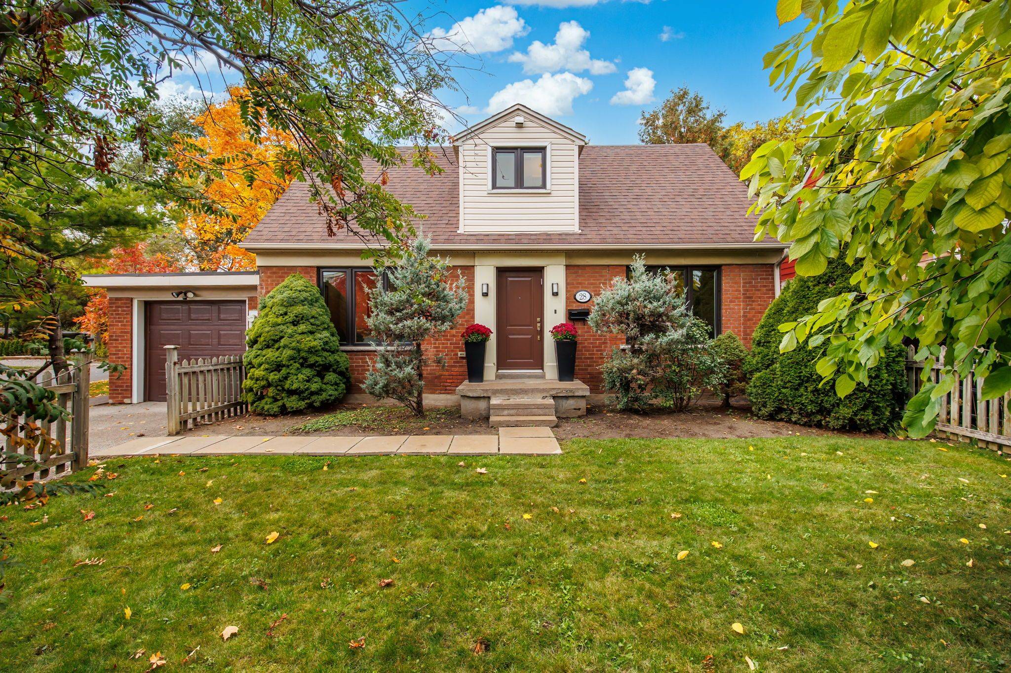 Toronto C06, ON M3H 1R1,28 Touraine AVE