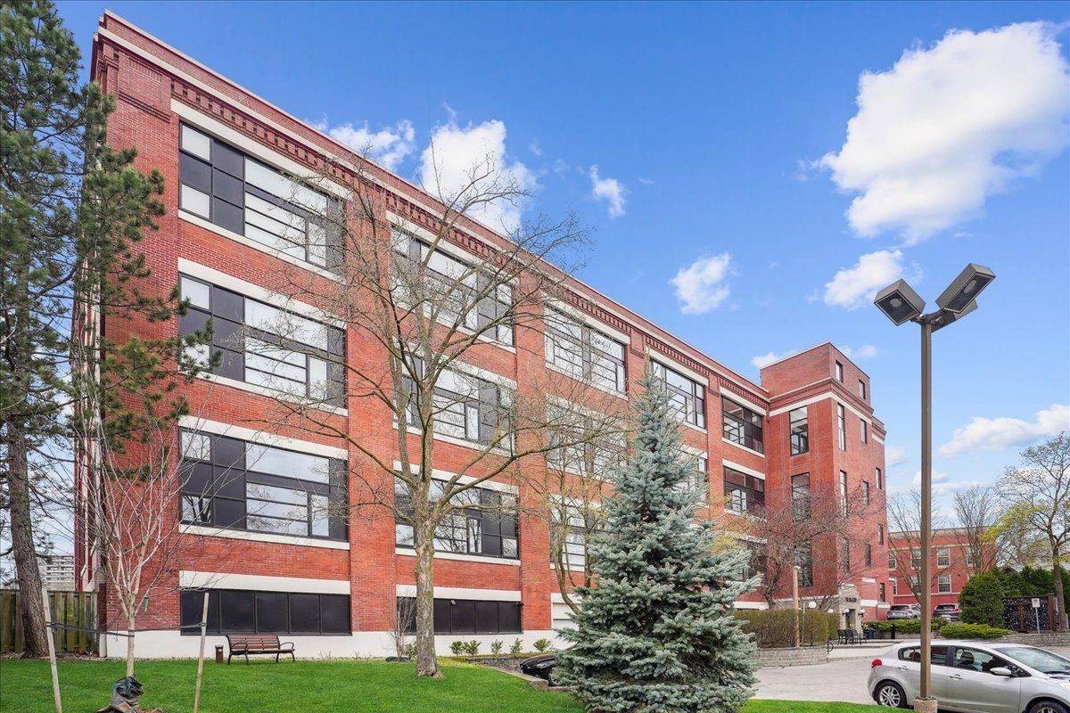 Hamilton, ON L9H 6P8,50 Main ST #313