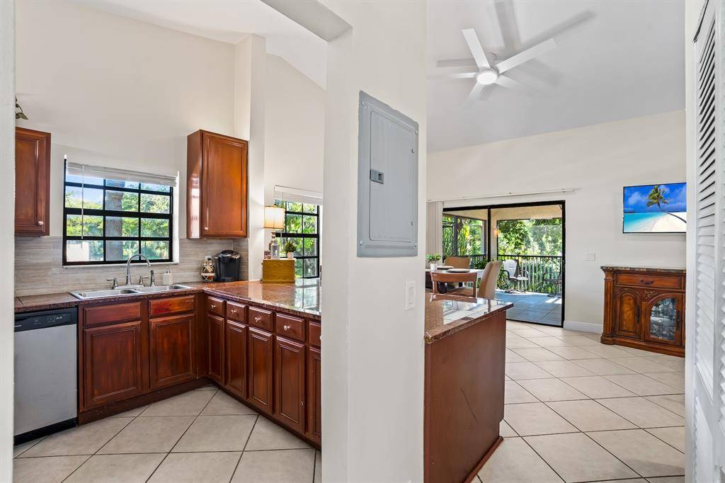 Deerfield Beach, FL 33442,102 Liberty Ct #102