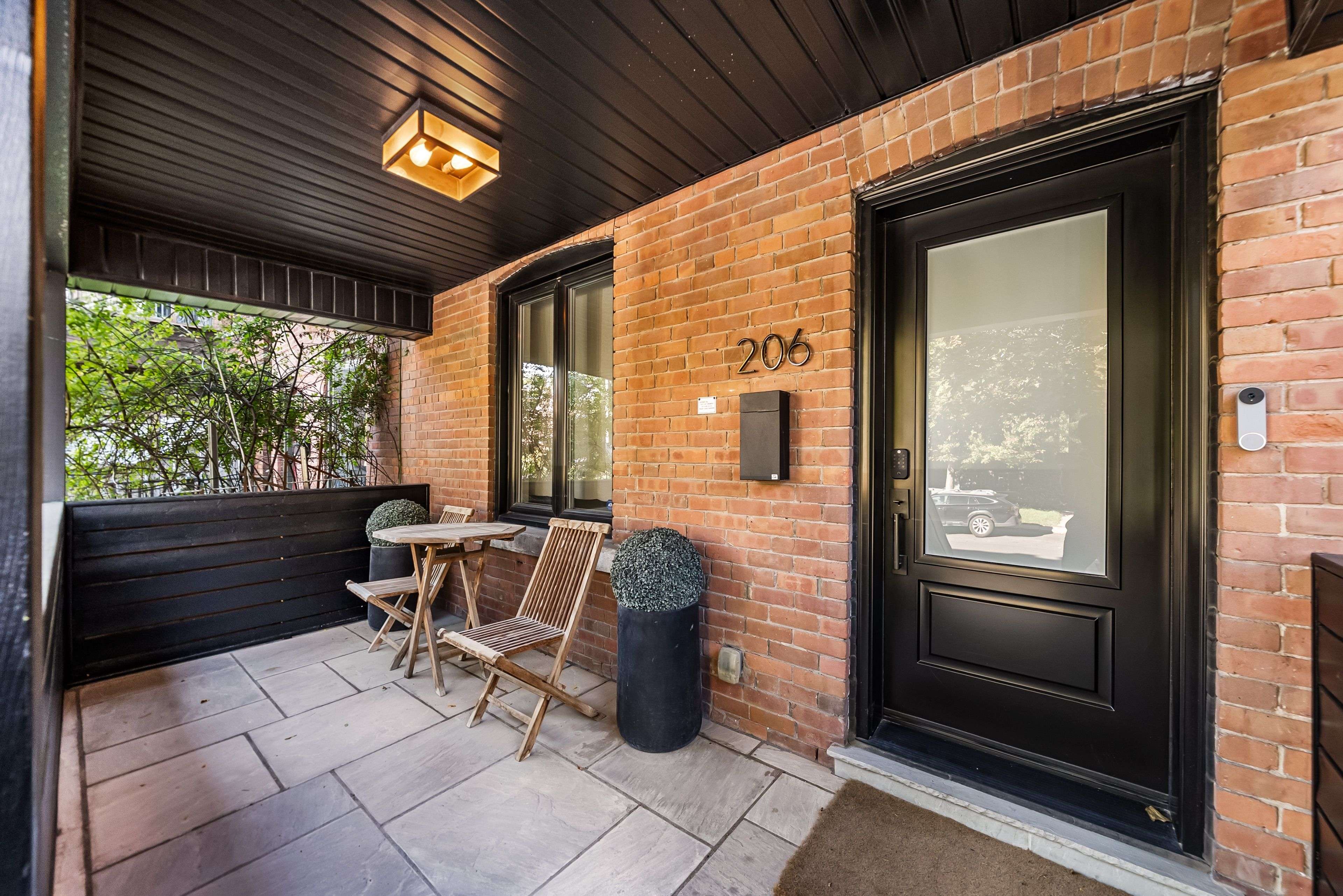 Toronto C02, ON M5R 3B6,206 Howland AVE