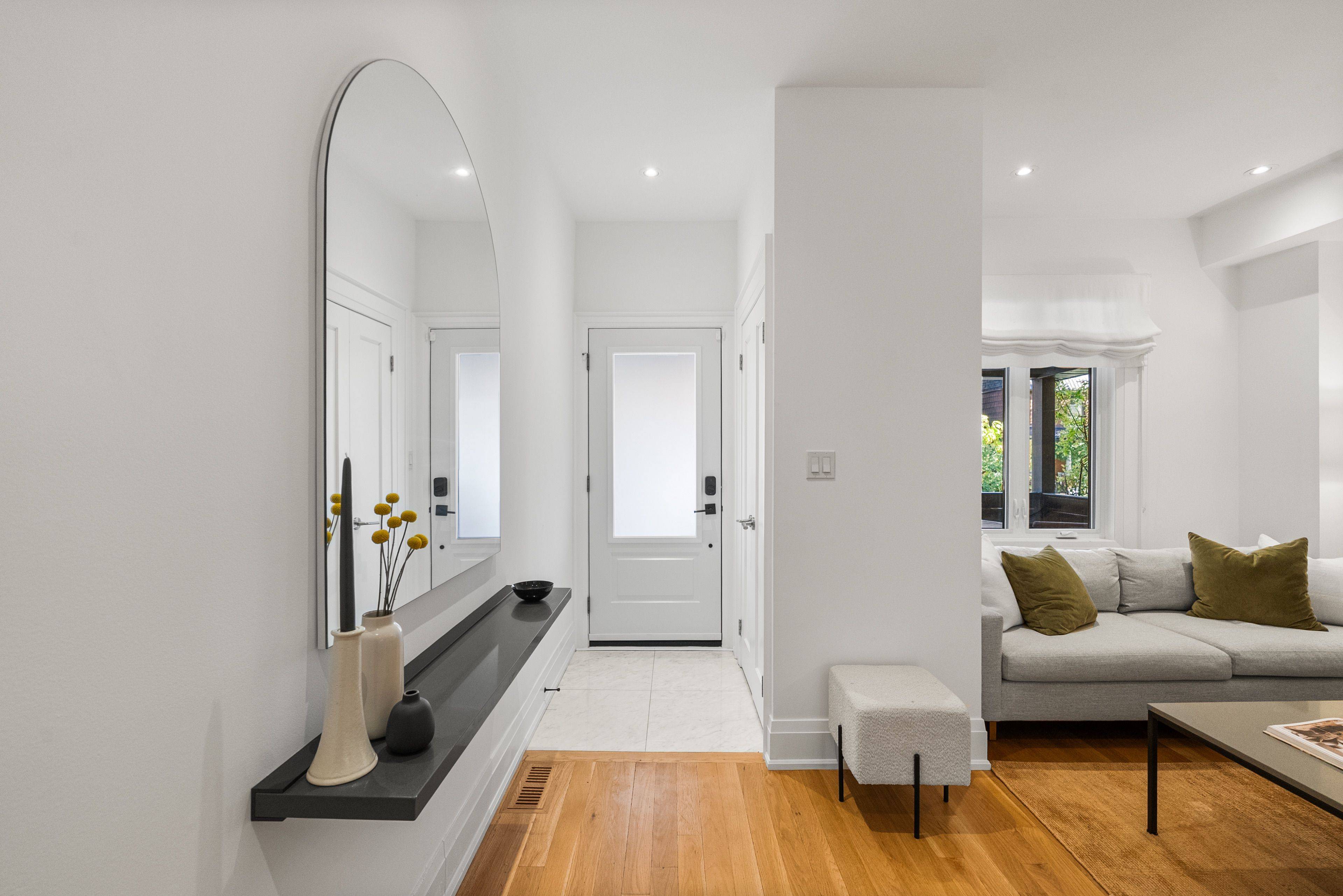 Toronto C02, ON M5R 3B6,206 Howland AVE