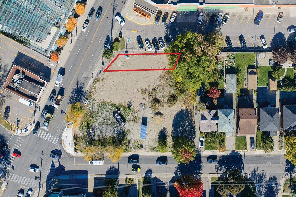 Toronto E03, ON M4K 2S1,1007 Broadview AVE