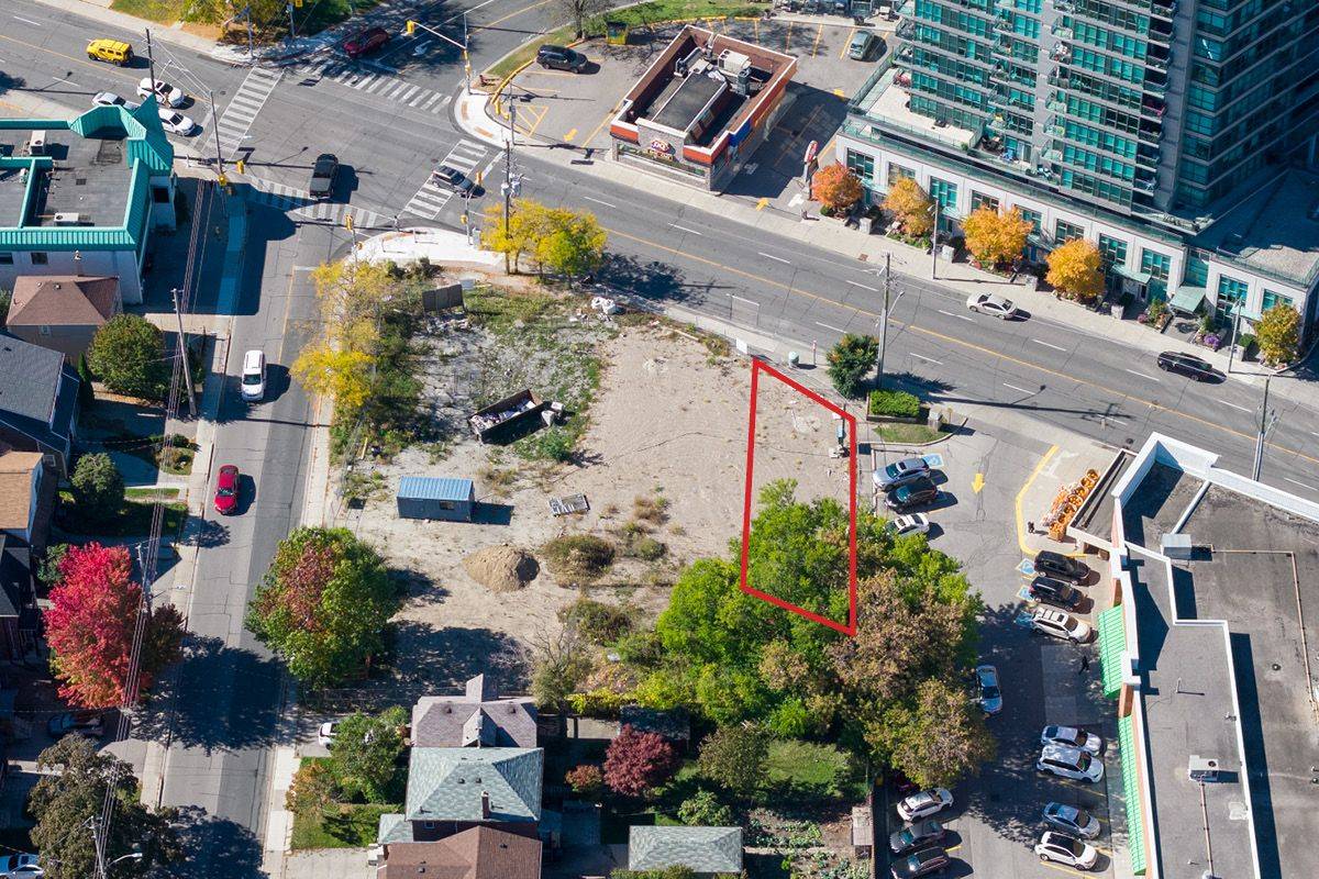 Toronto E03, ON M4K 2S1,1007 Broadview AVE