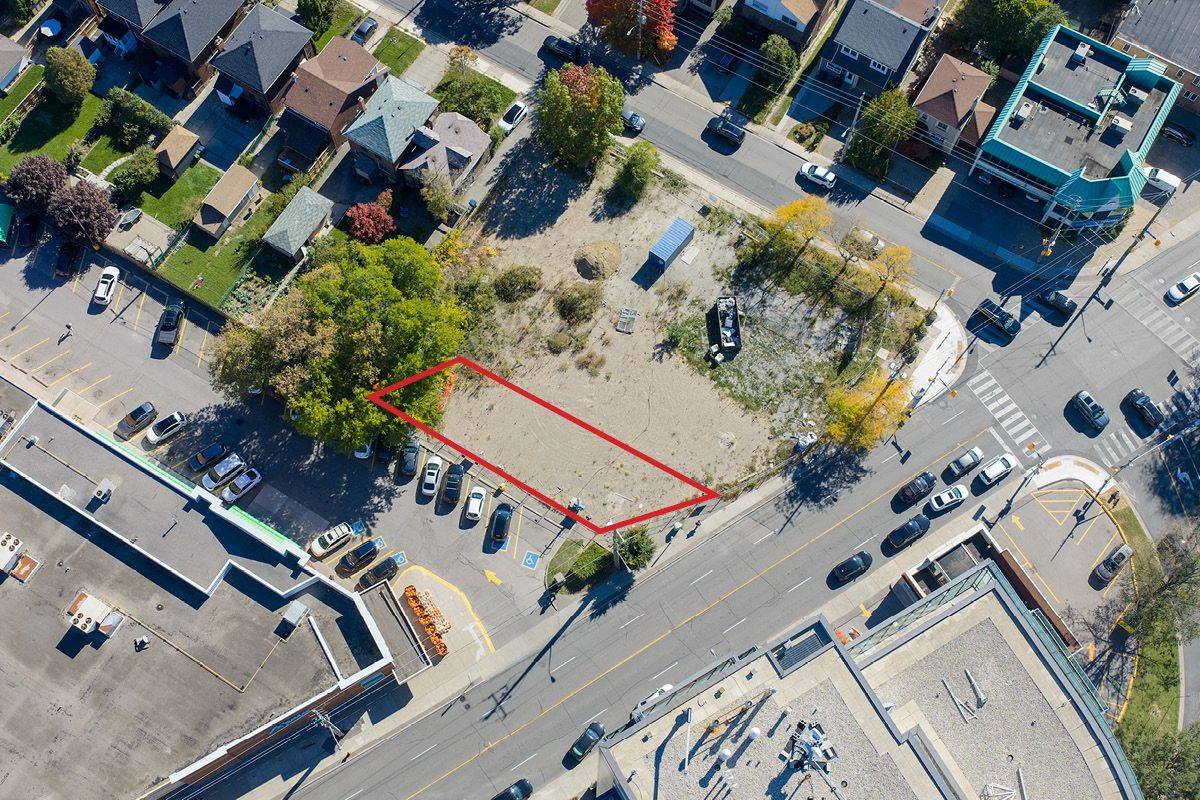 Toronto E03, ON M4K 2S1,1007 Broadview AVE