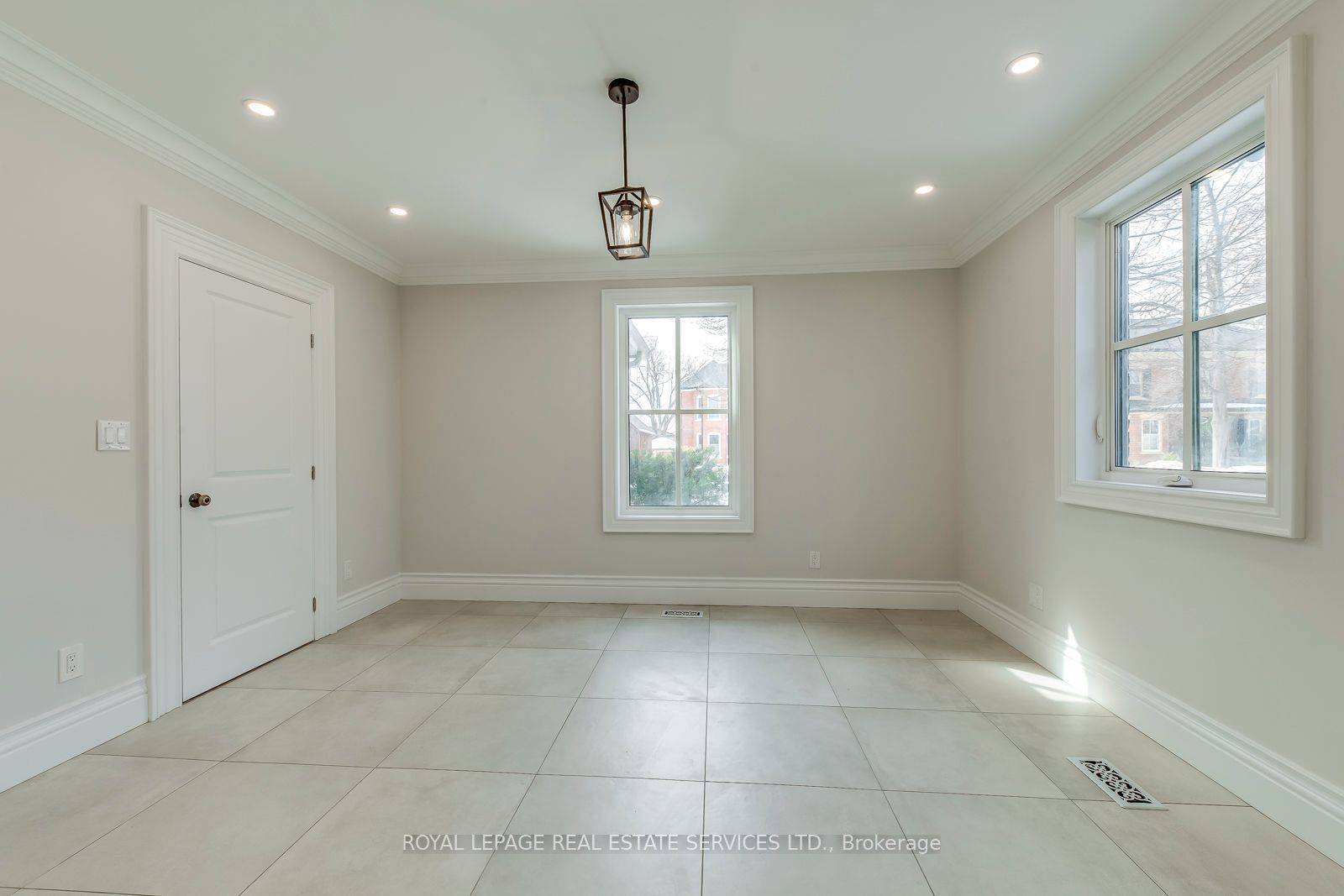 Mississauga, ON L5M 1M3,317 Queen ST S