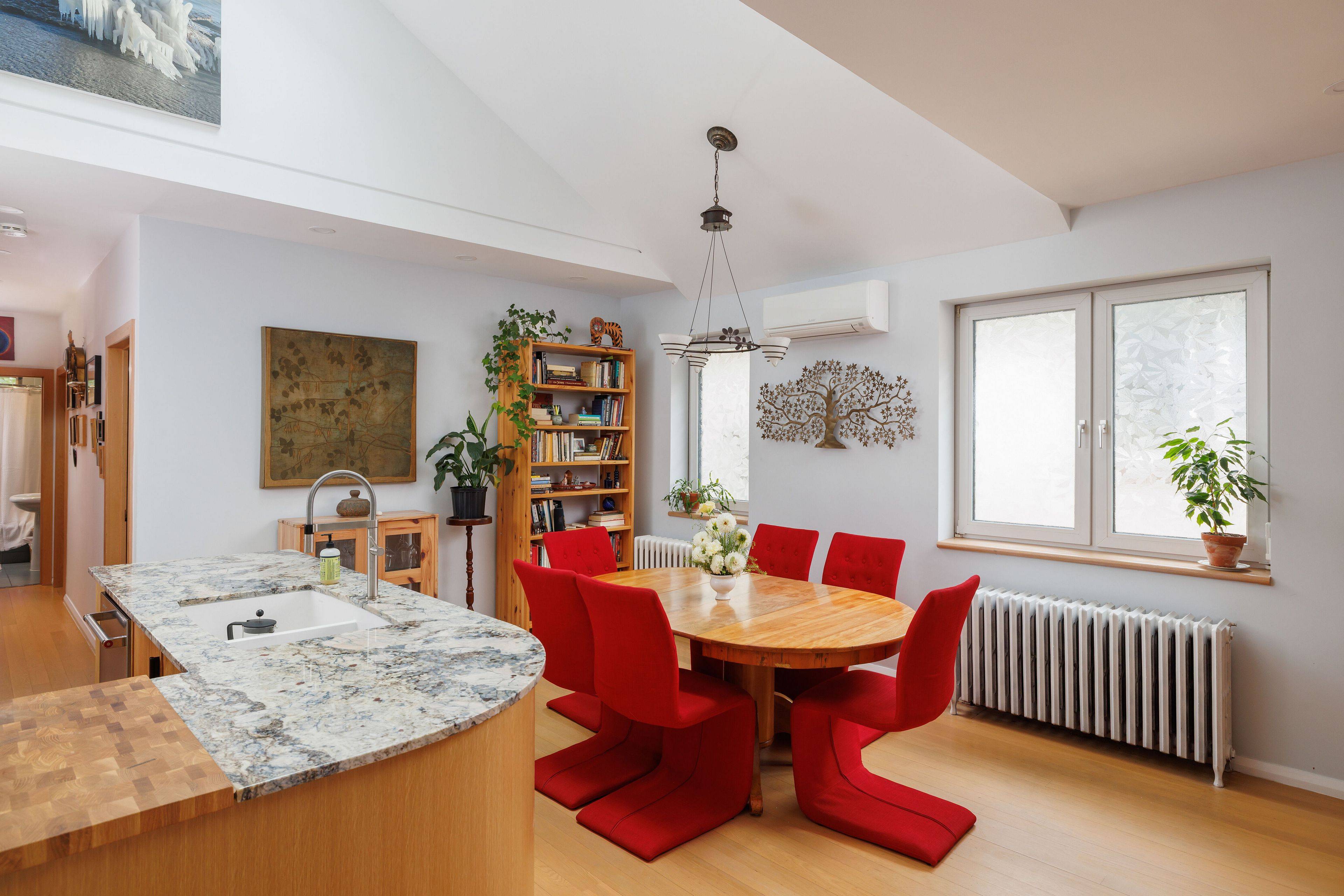 Toronto E02, ON M4E 2T2,52 Wineva AVE #Upper