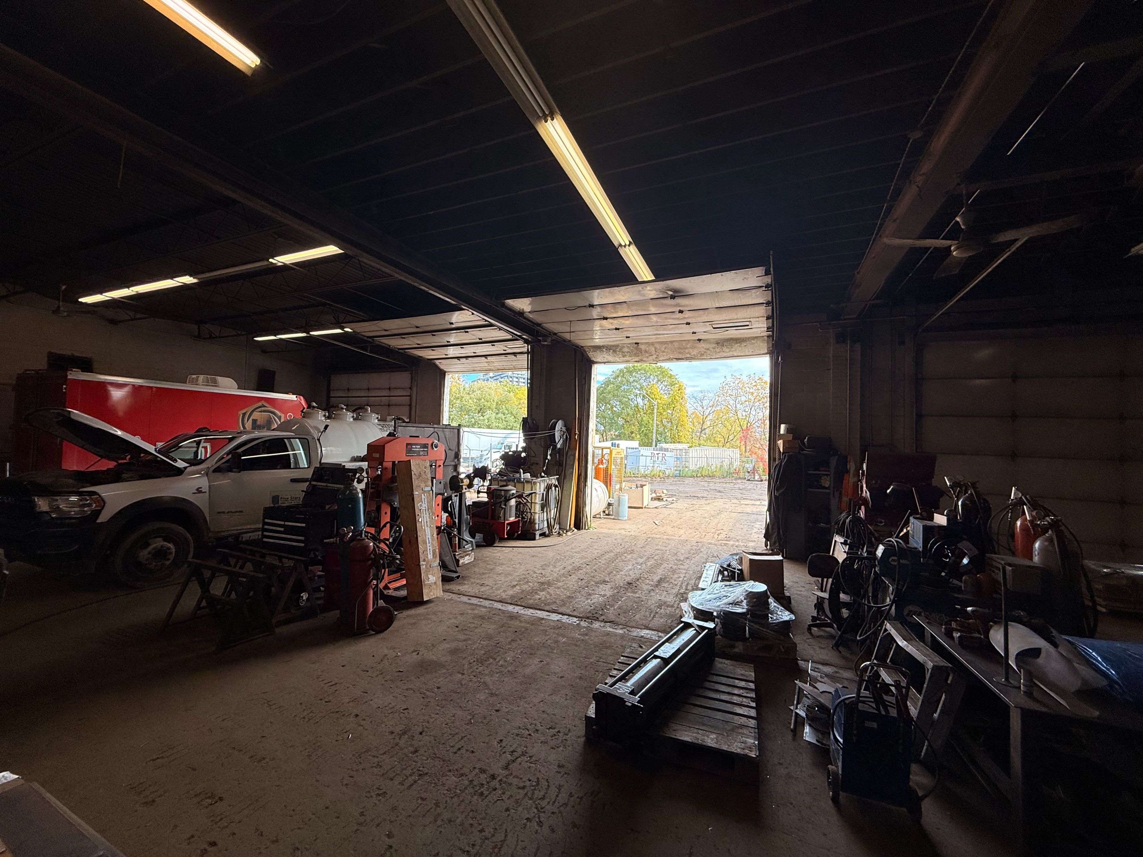 Burlington, ON L7R 3T1,2070 Queensway DR