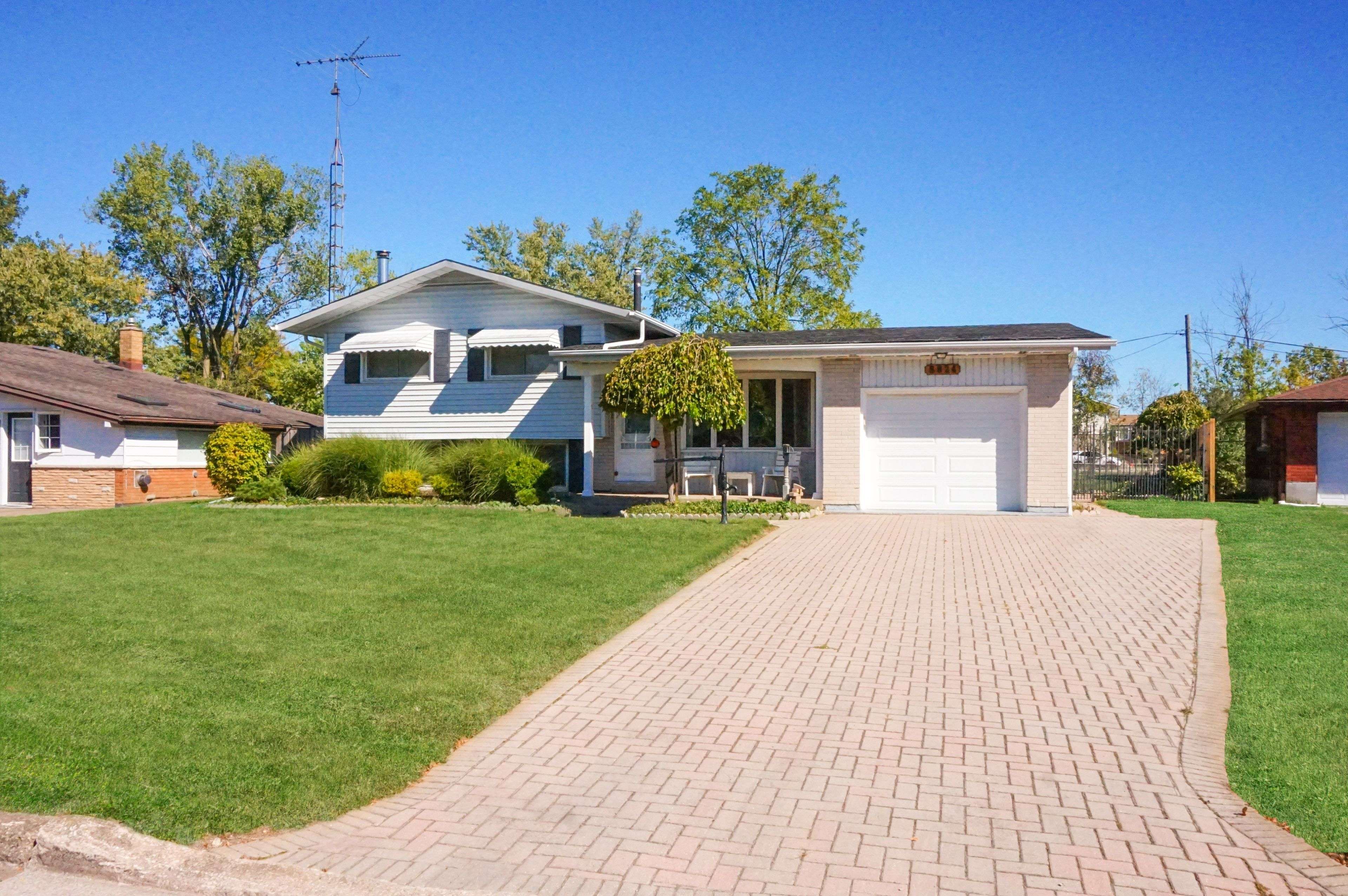 Niagara Falls, ON L2G 6Y6,8824 Champlain DR