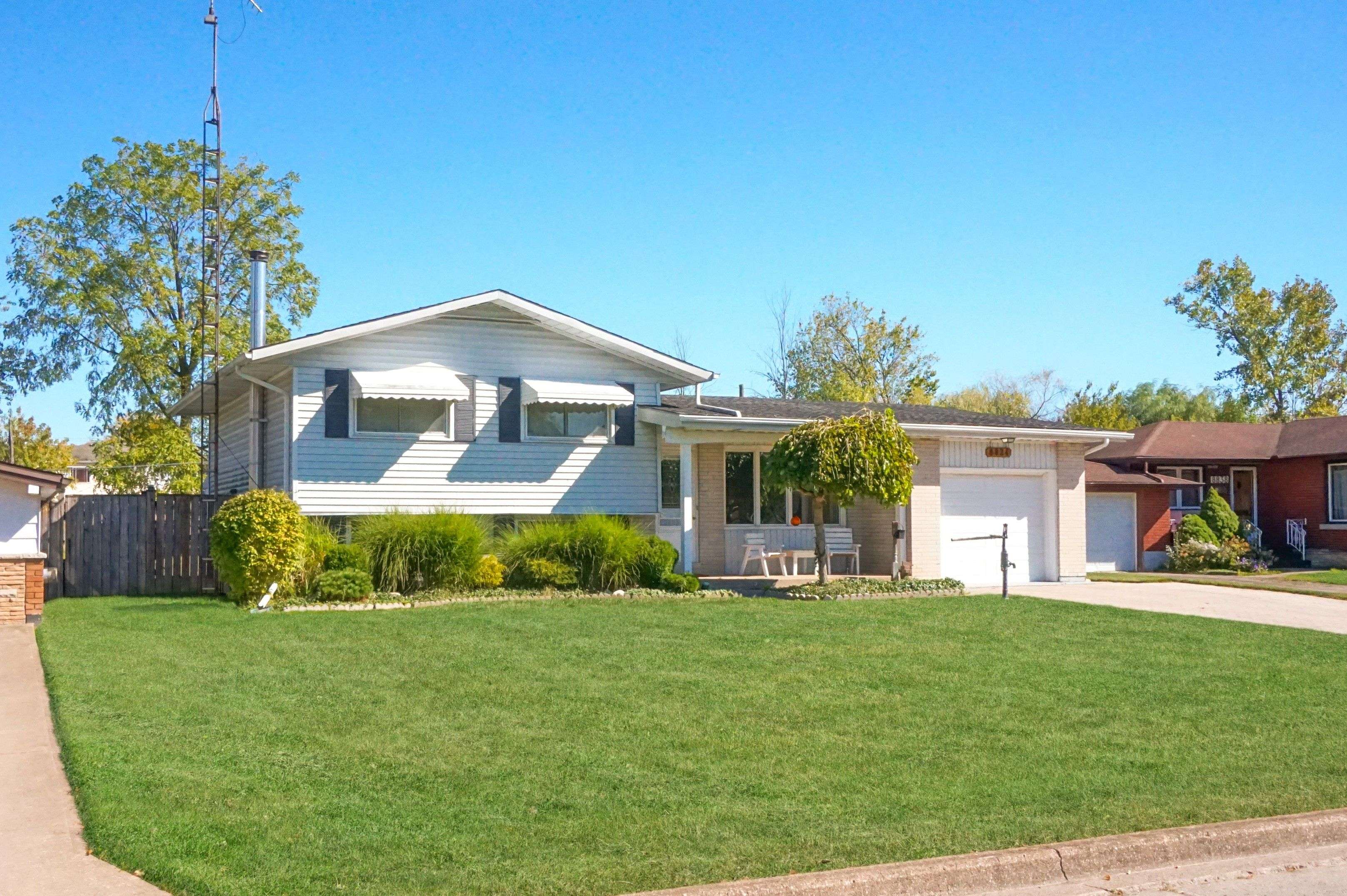 Niagara Falls, ON L2G 6Y6,8824 Champlain DR