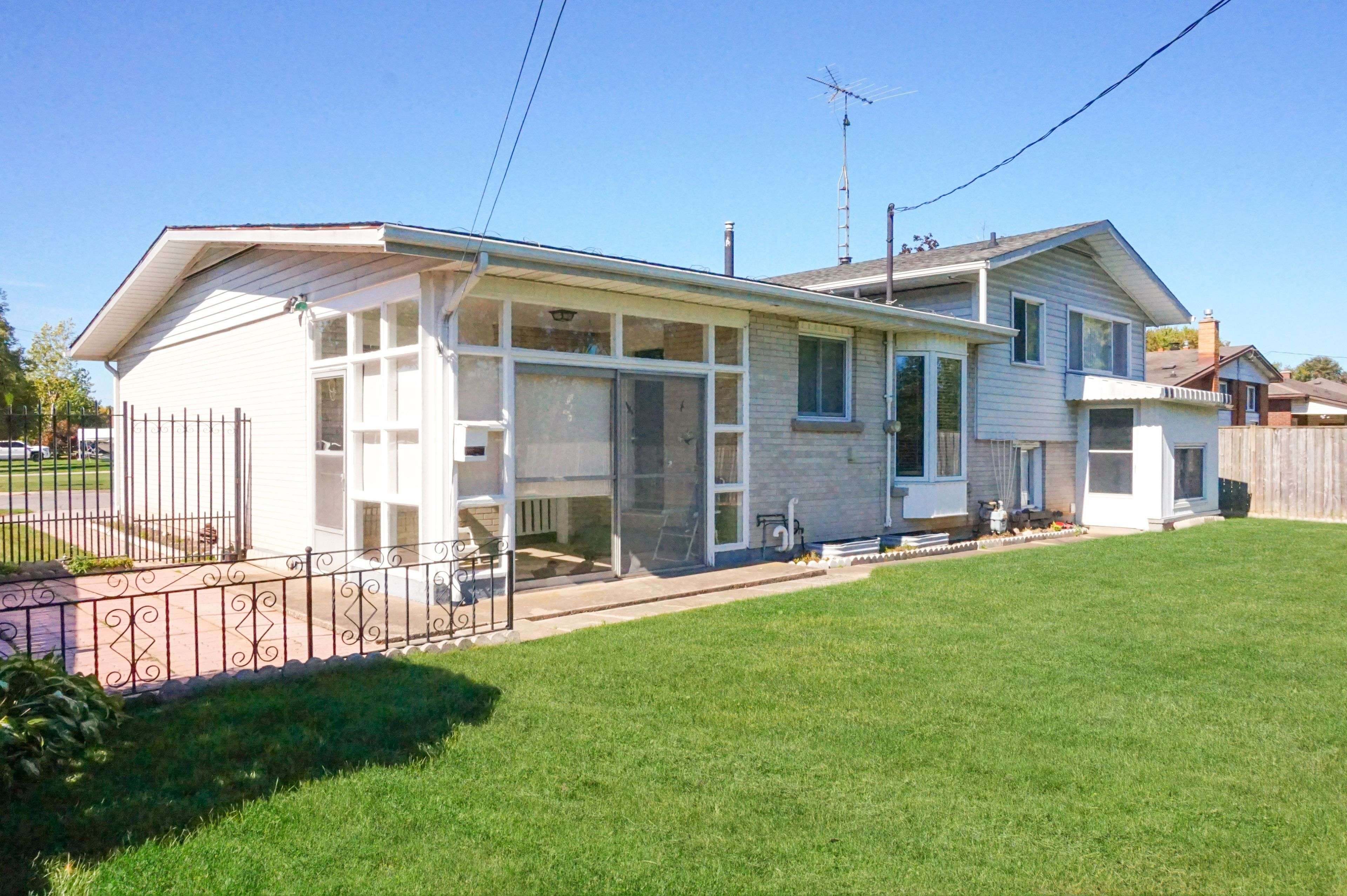 Niagara Falls, ON L2G 6Y6,8824 Champlain DR