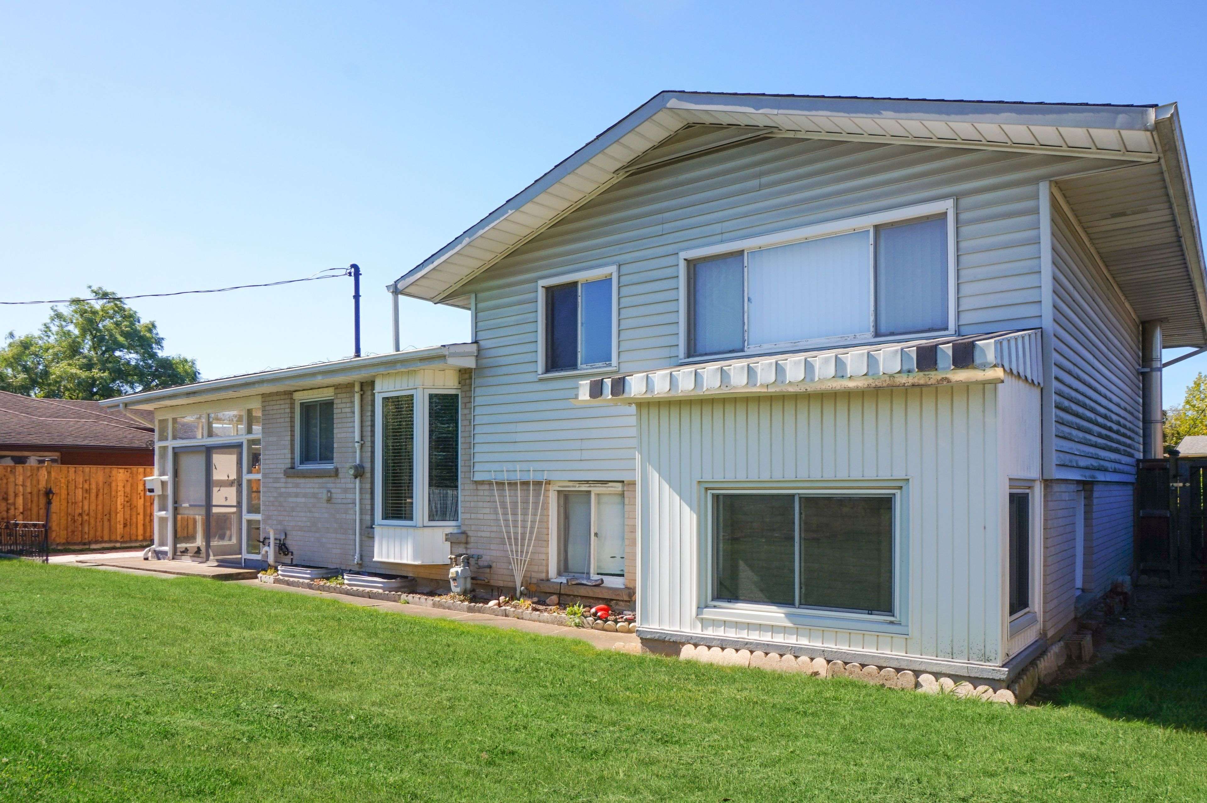 Niagara Falls, ON L2G 6Y6,8824 Champlain DR