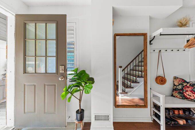 Toronto E10, ON M1C 5C7,6400 Lawrence AVE E #15