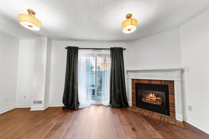 Toronto E10, ON M1C 5C7,6400 Lawrence AVE E #15