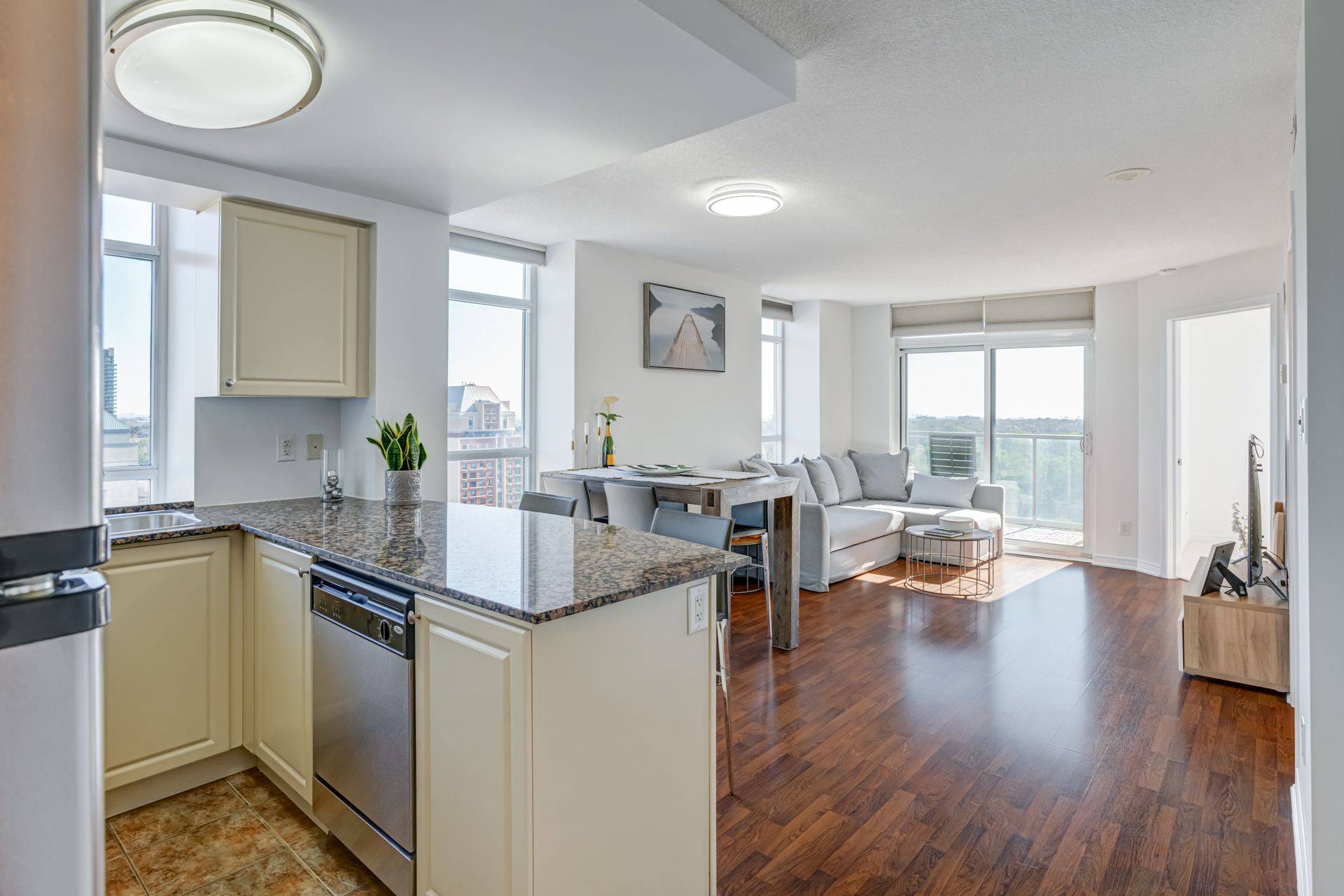 Brampton, ON L6X 0T6,9 George ST N #1505