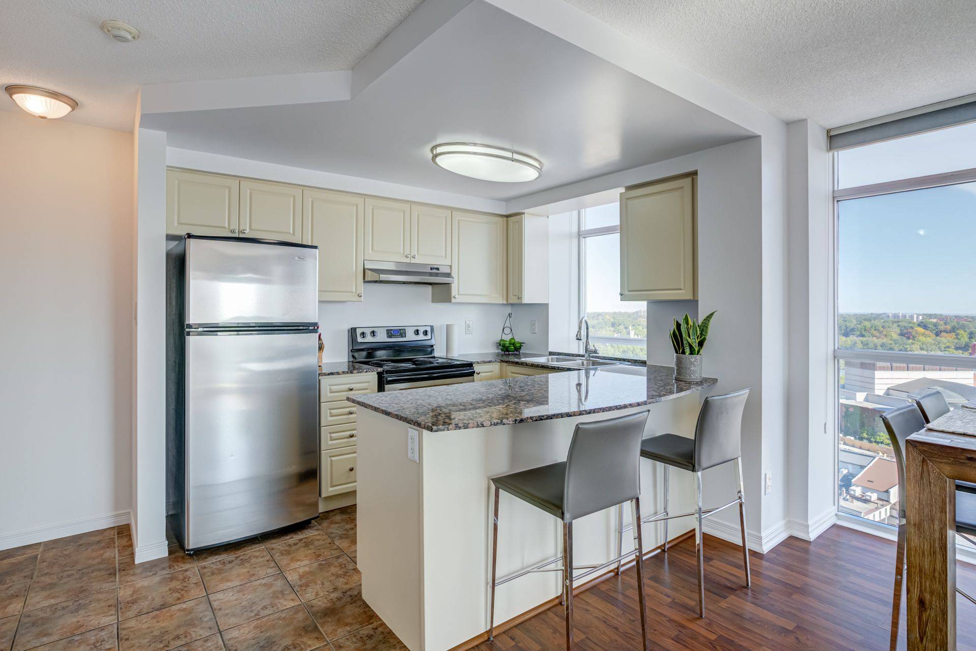 Brampton, ON L6X 0T6,9 George ST N #1505