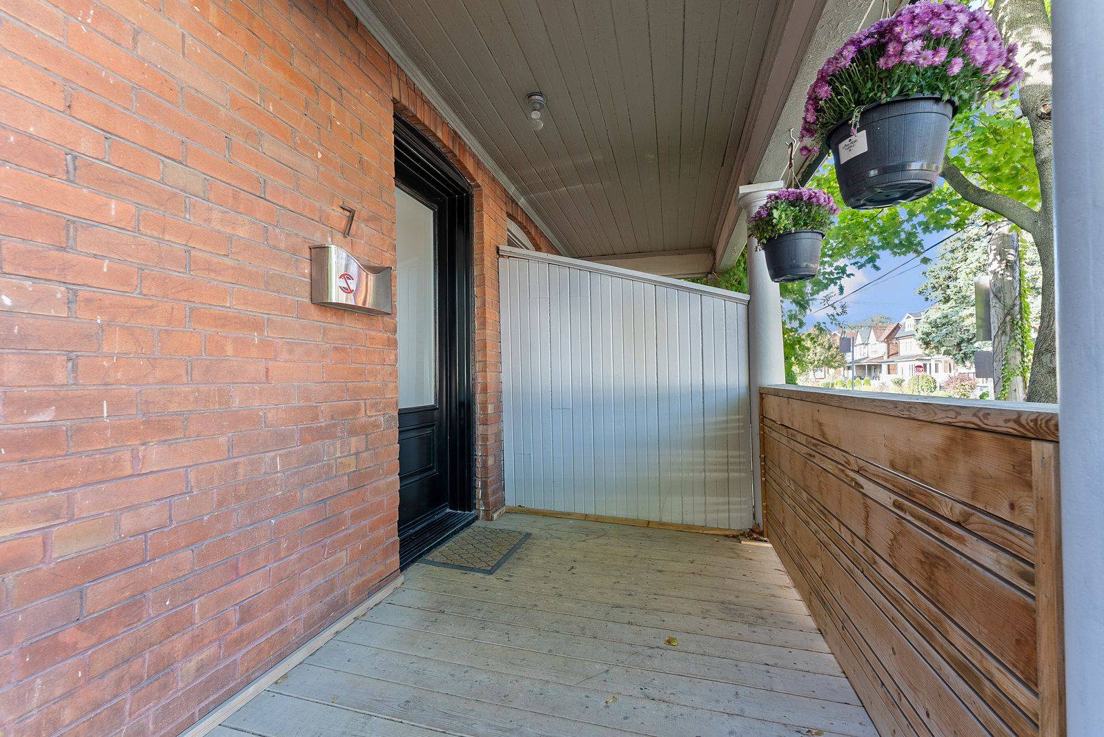 Toronto W02, ON M6H 1T4,7 Wallace AVE