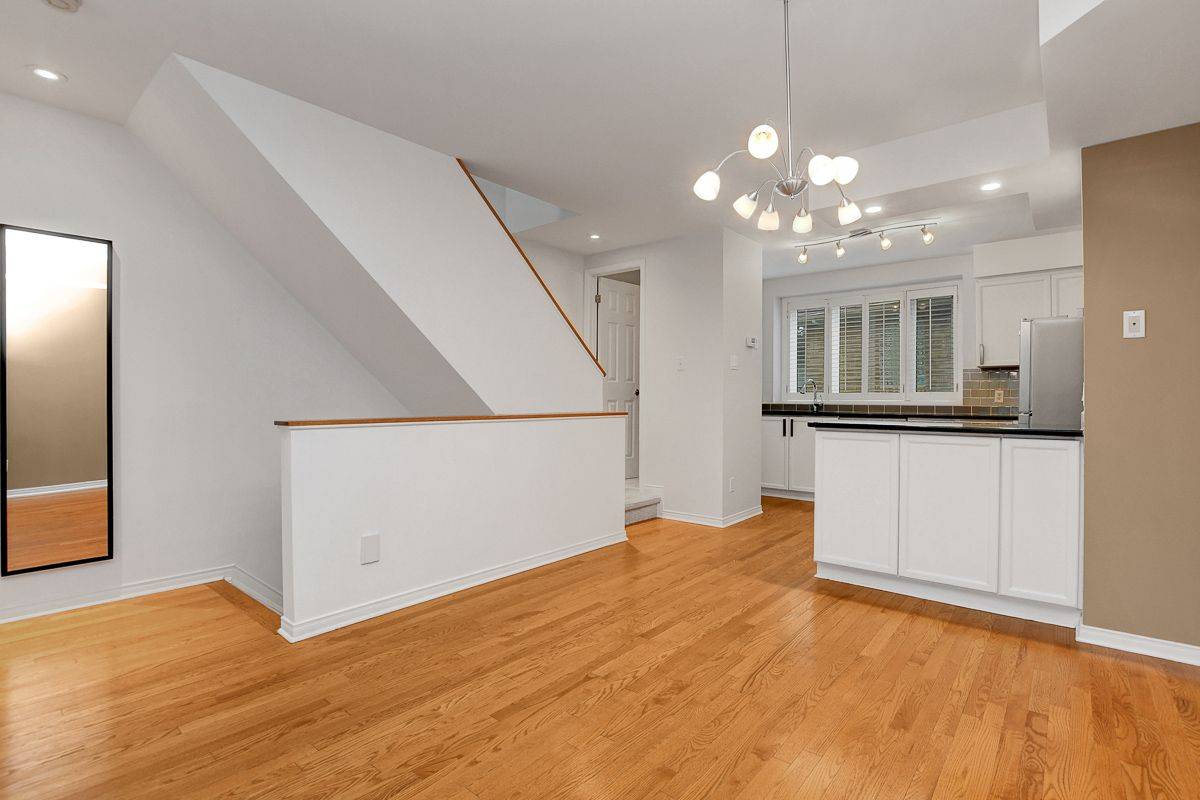 Ottawa Centre, ON K2P 2N3,4 Cornerstone Private