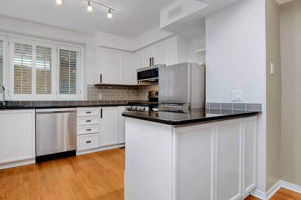 Ottawa Centre, ON K2P 2N3,4 Cornerstone Private