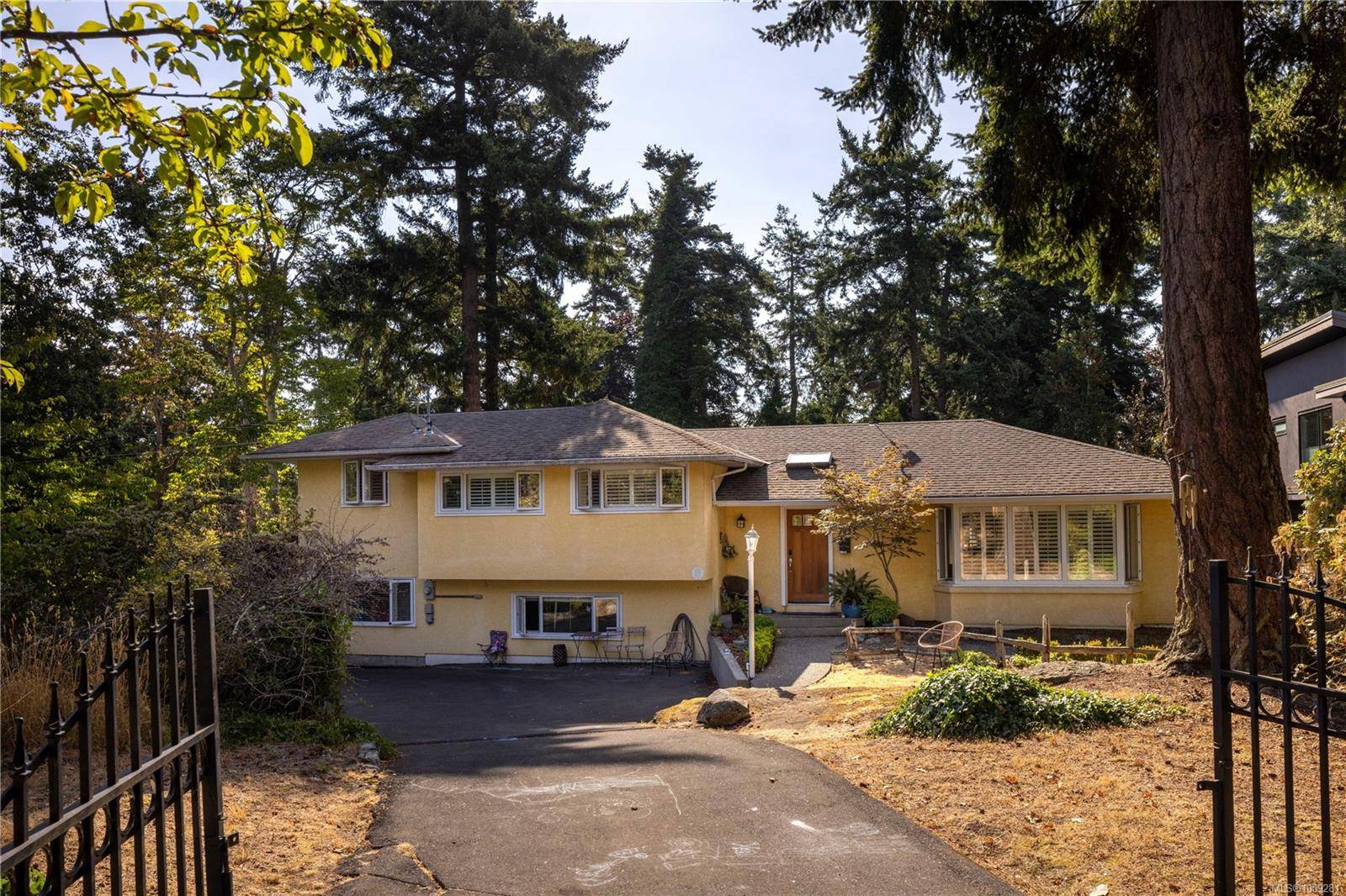 Saanich, BC V8N 4L2,3935 Tudor Ave