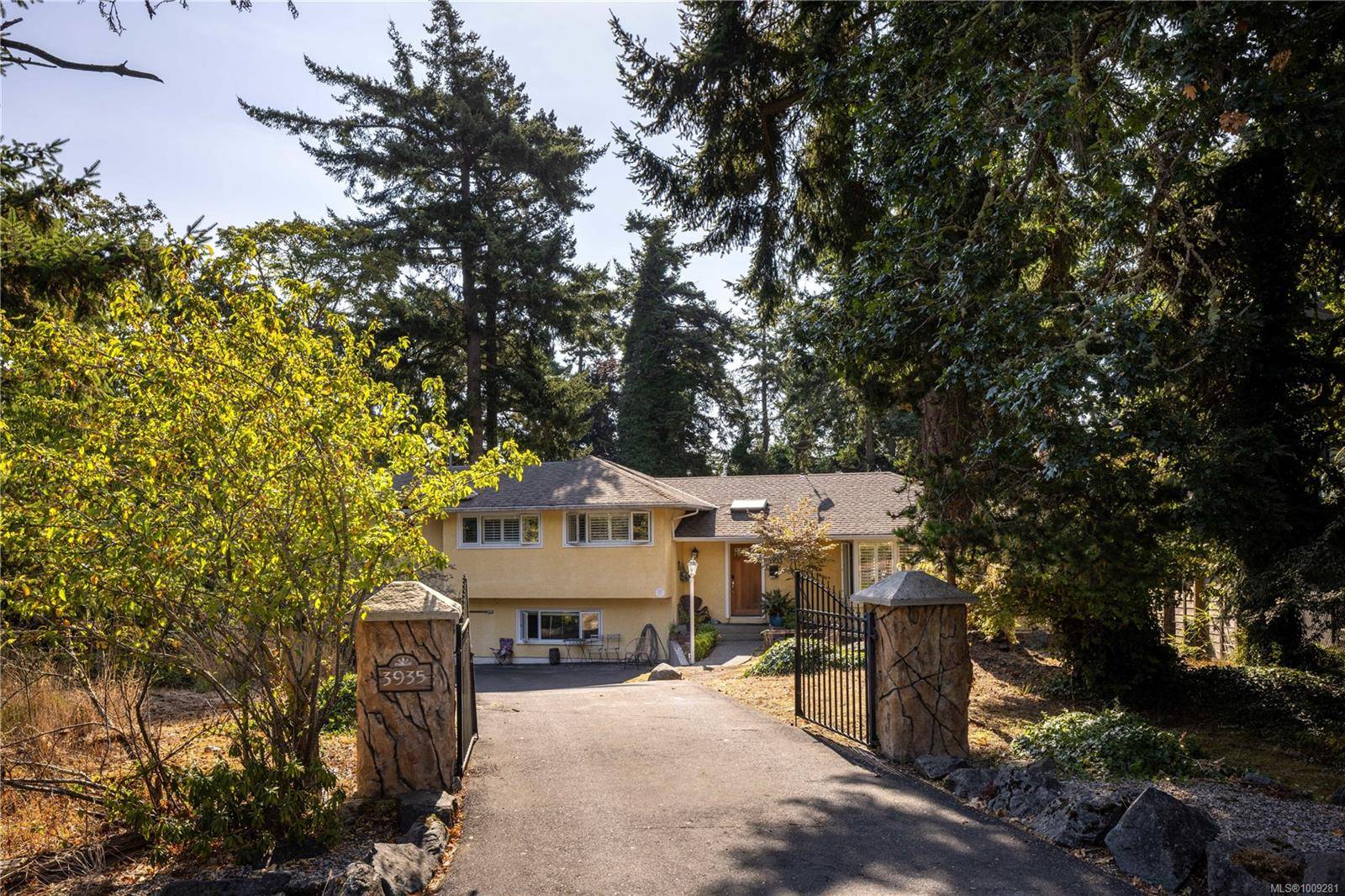 Saanich, BC V8N 4L2,3935 Tudor Ave