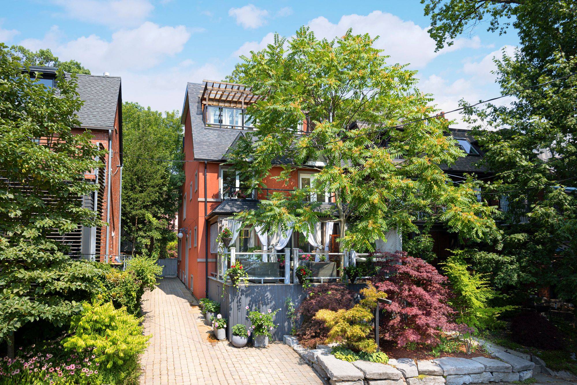 Toronto E02, ON M4E 1B6,2 Park AVE