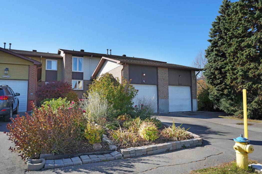 Elmvale Acres And Area, ON K1B 5B4,2534 Southvale CRES