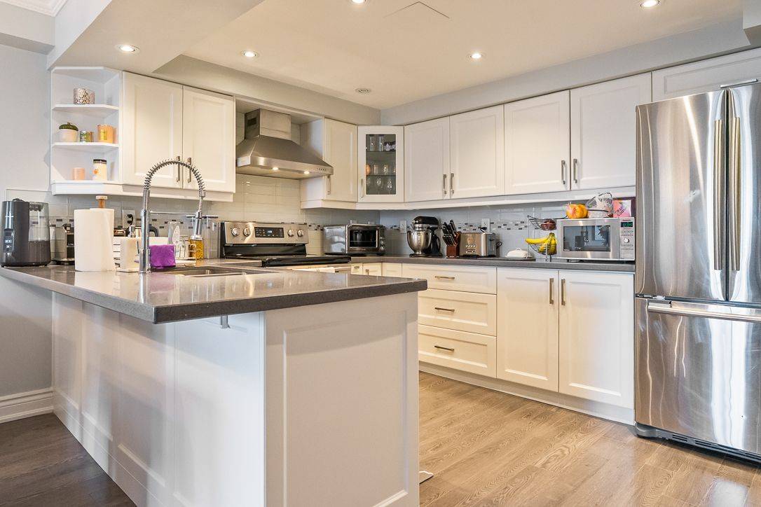 Mississauga, ON L5E 3G2,1485 Lakeshore RD #1015