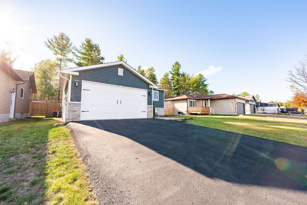 Petawawa, ON K8H 0G3,49 Dustin DR