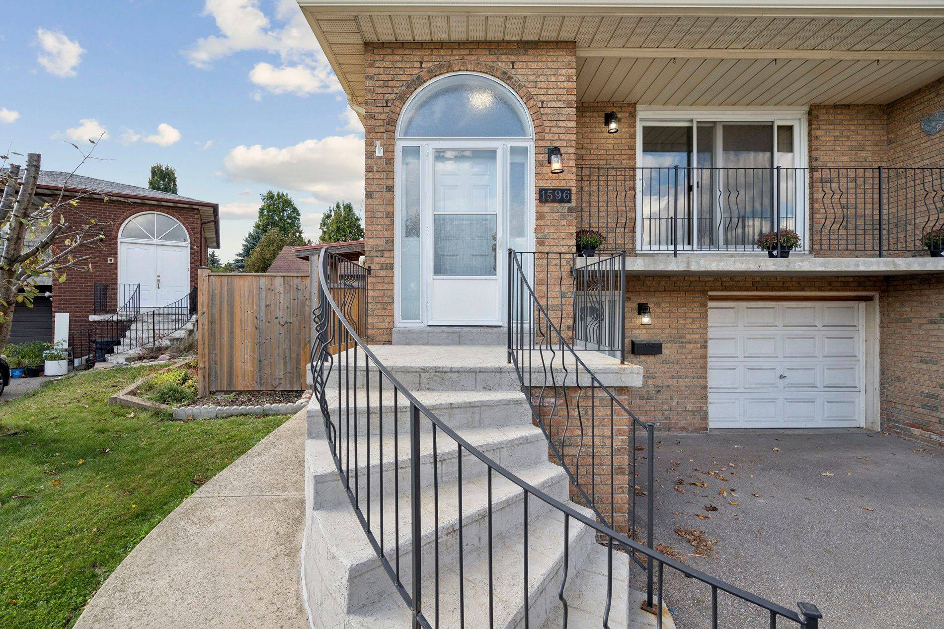 Mississauga, ON L4W 2E7,1596 Corkstone Glade