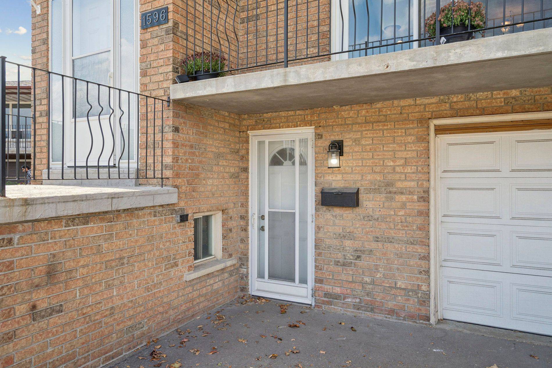 Mississauga, ON L4W 2E7,1596 Corkstone Glade