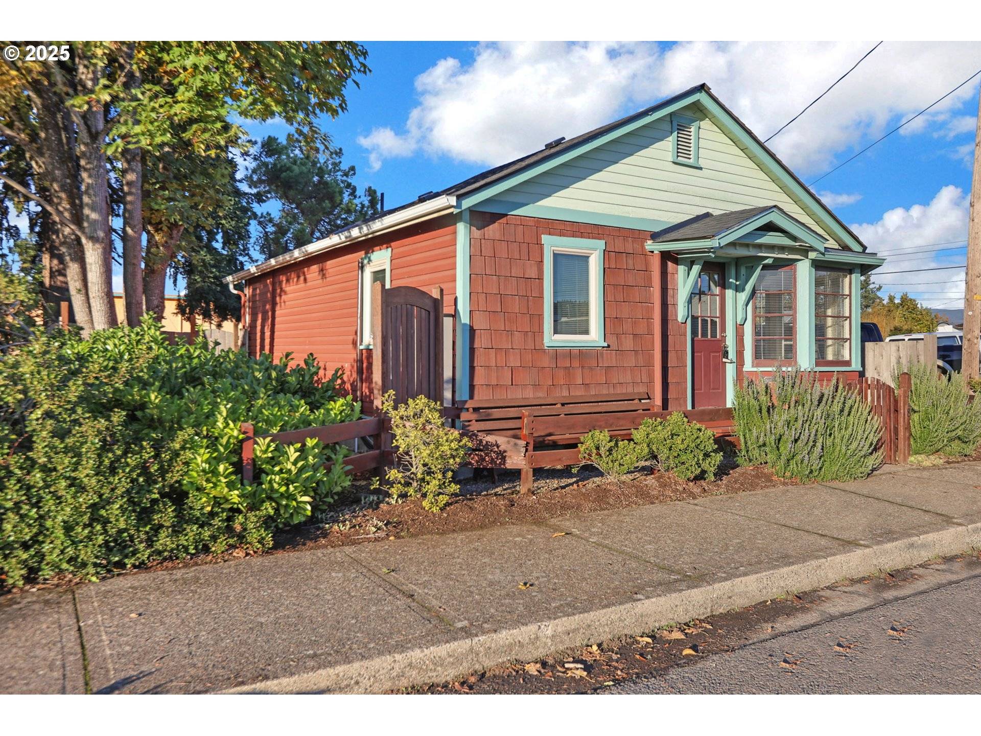 Cottage Grove, OR 97424,728 E WHITEAKER AVE