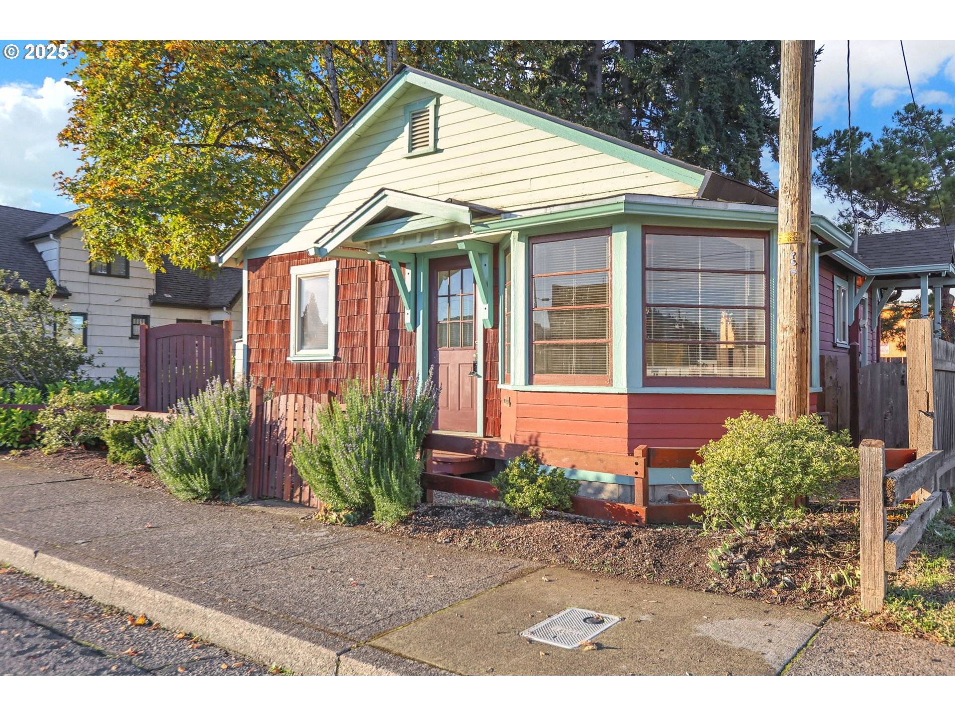 Cottage Grove, OR 97424,728 E WHITEAKER AVE