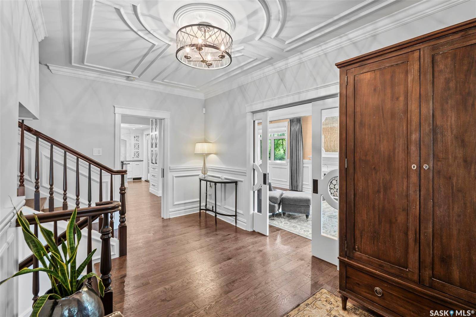 Saskatoon, SK S7M 0A4,334 Saskatchewan CRESCENT W