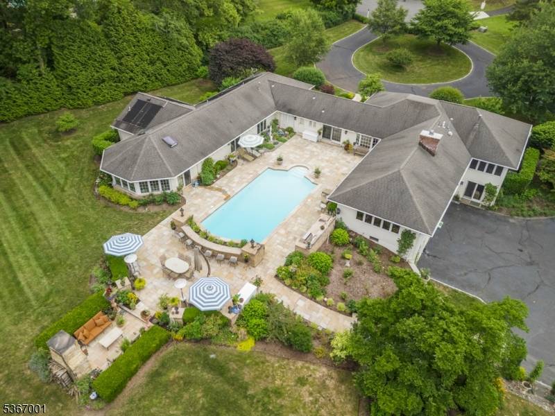 Peapack Gladstone Boro, NJ 07977,6 Lenape Trl