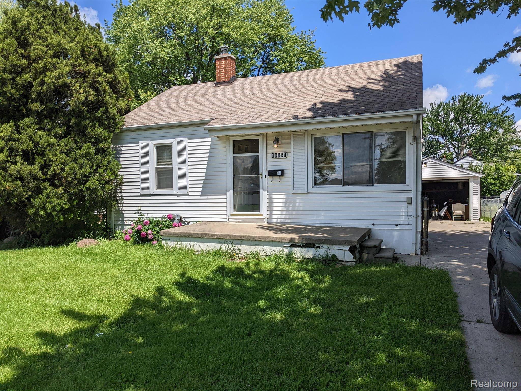 Roseville, MI 48066,19961 E 12 MILE RD