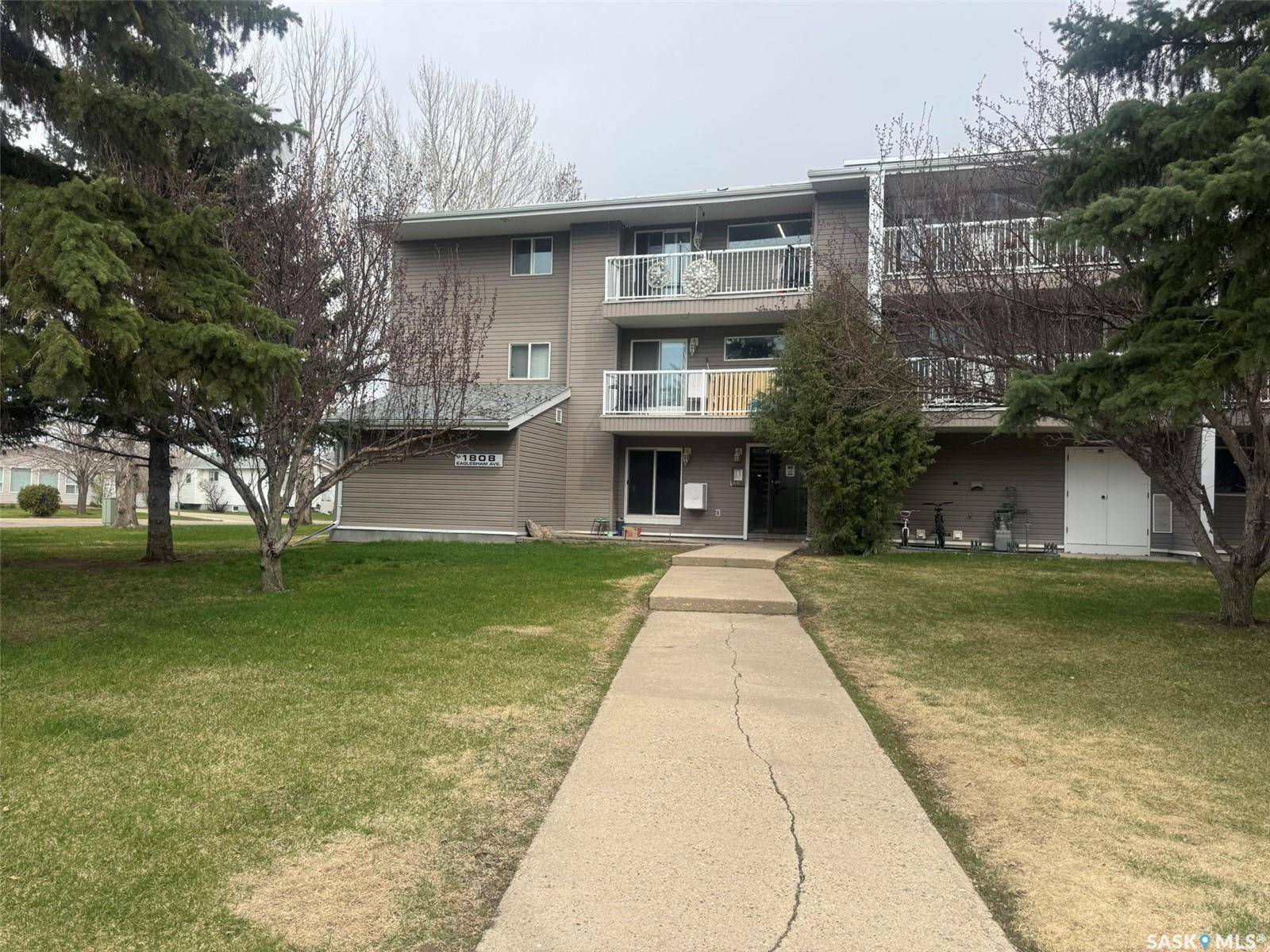 Weyburn, SK S4T 2R1,1808 Eaglesham AVENUE #207