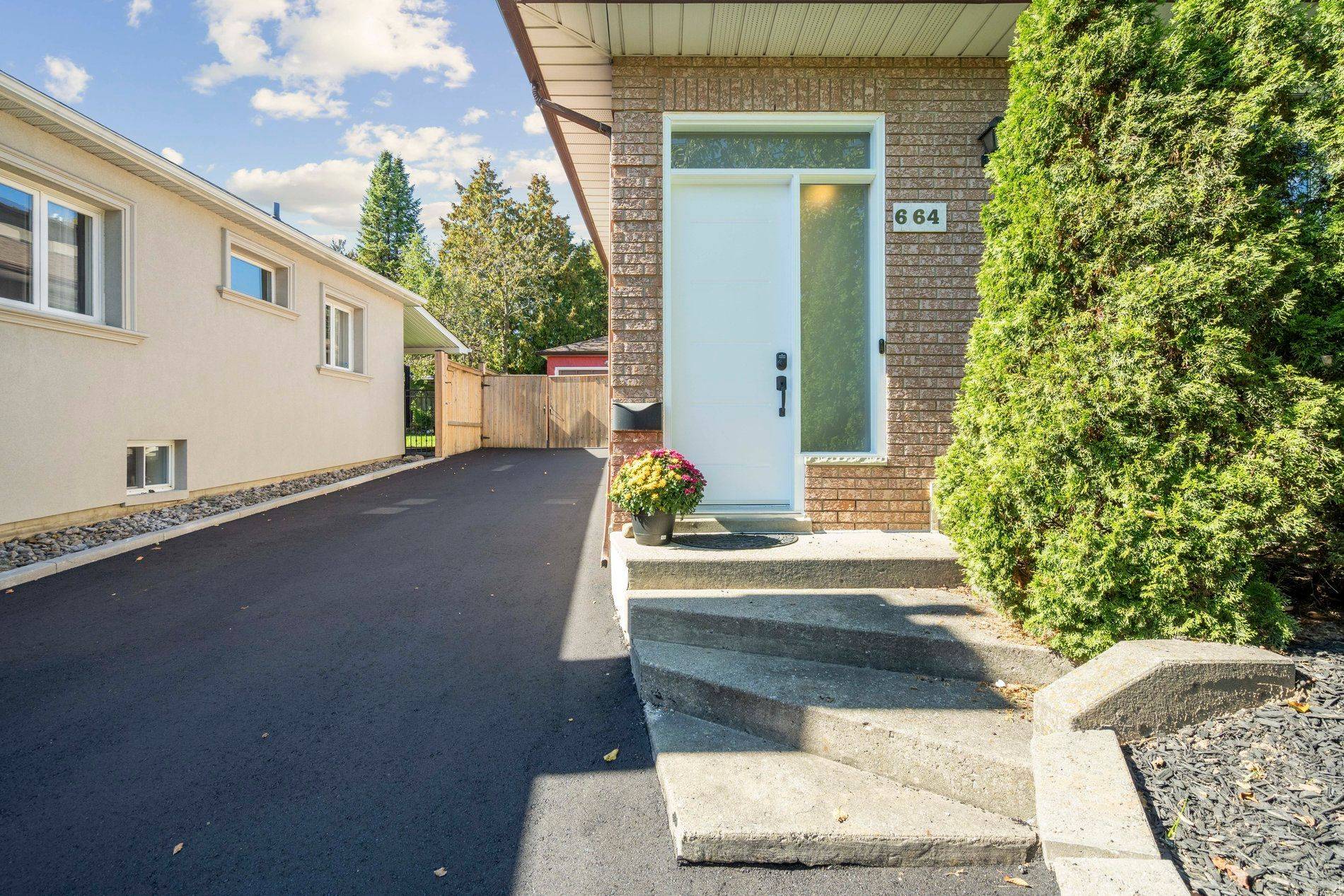 Toronto W09, ON M9P 2T1,664 Scarlett RD