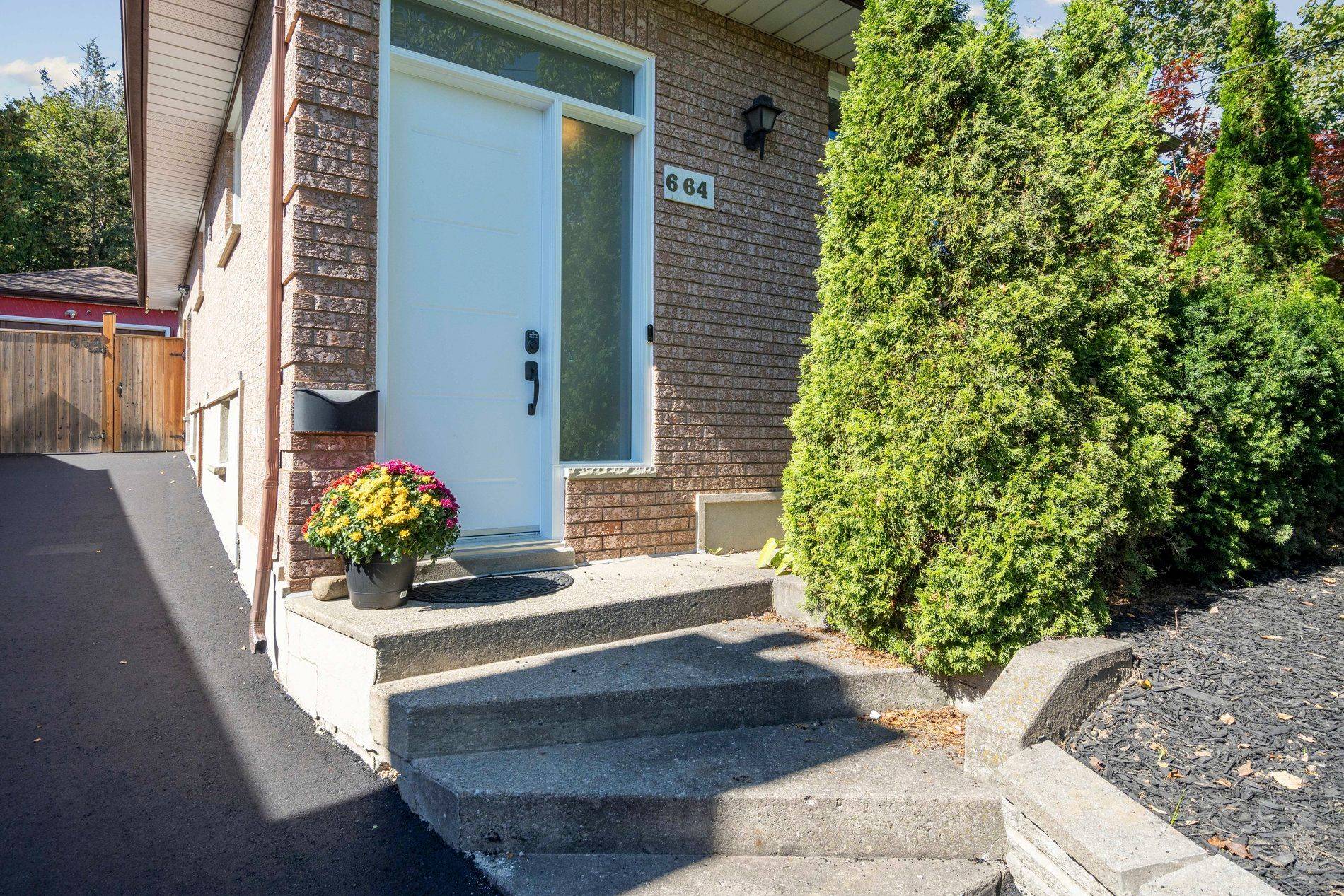 Toronto W09, ON M9P 2T1,664 Scarlett RD