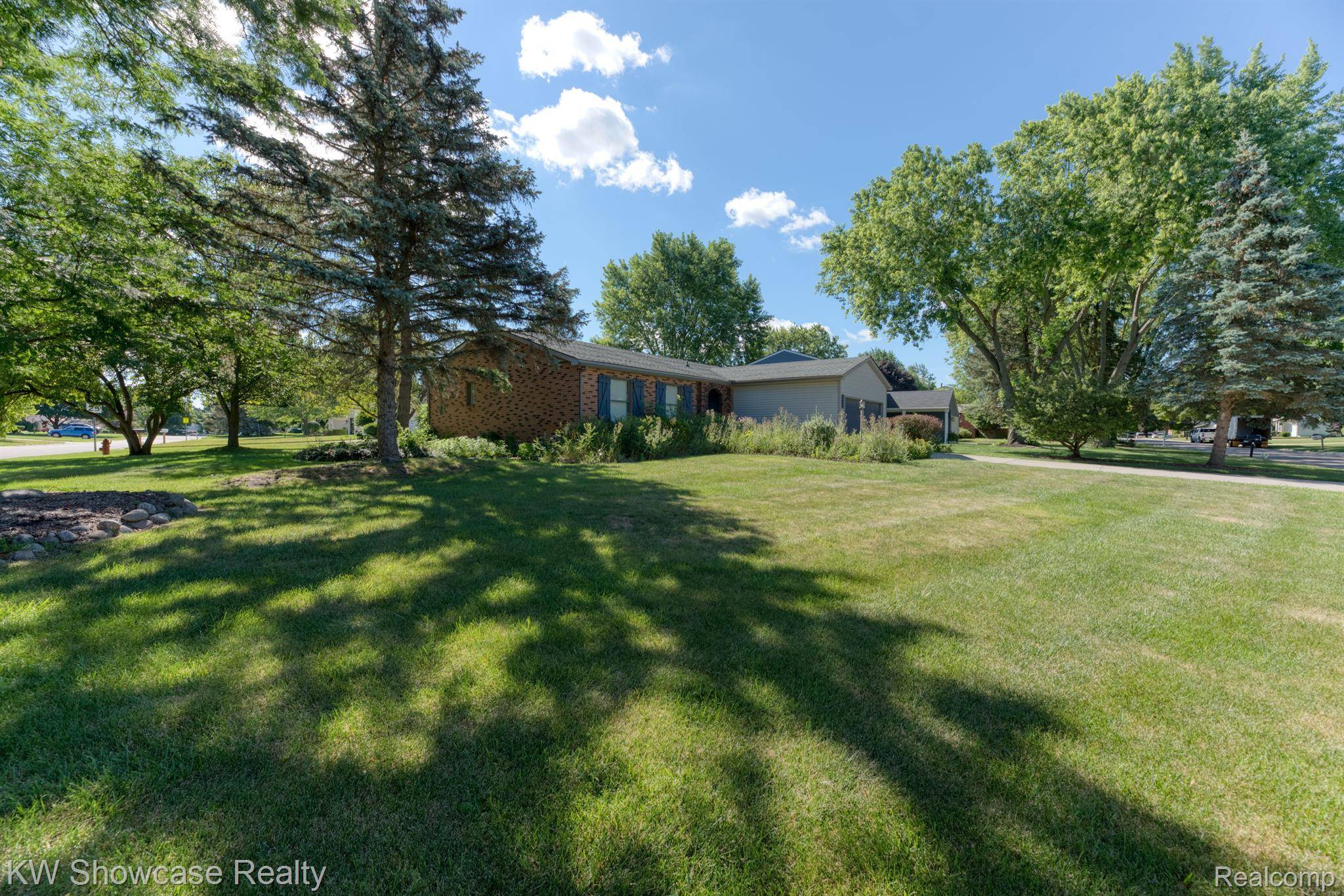 Wixom, MI 48393,2056 BAYWOOD DR