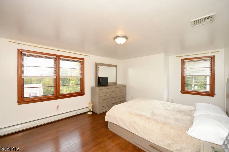 Hawthorne Boro, NJ 07506,4 Mary St