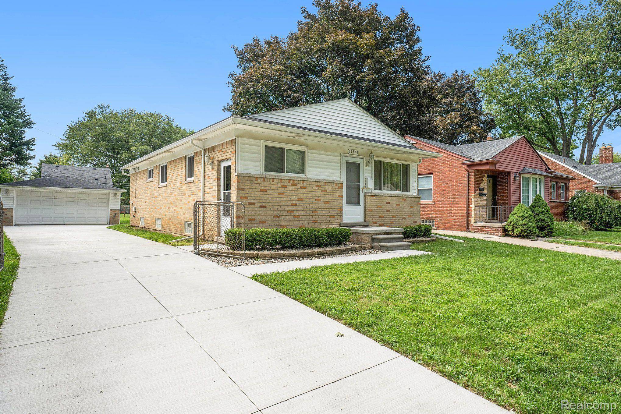 Redford, MI 48239,11375 MERCEDES