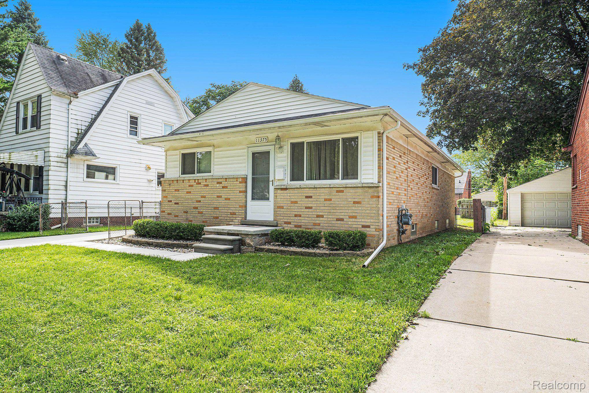 Redford, MI 48239,11375 MERCEDES