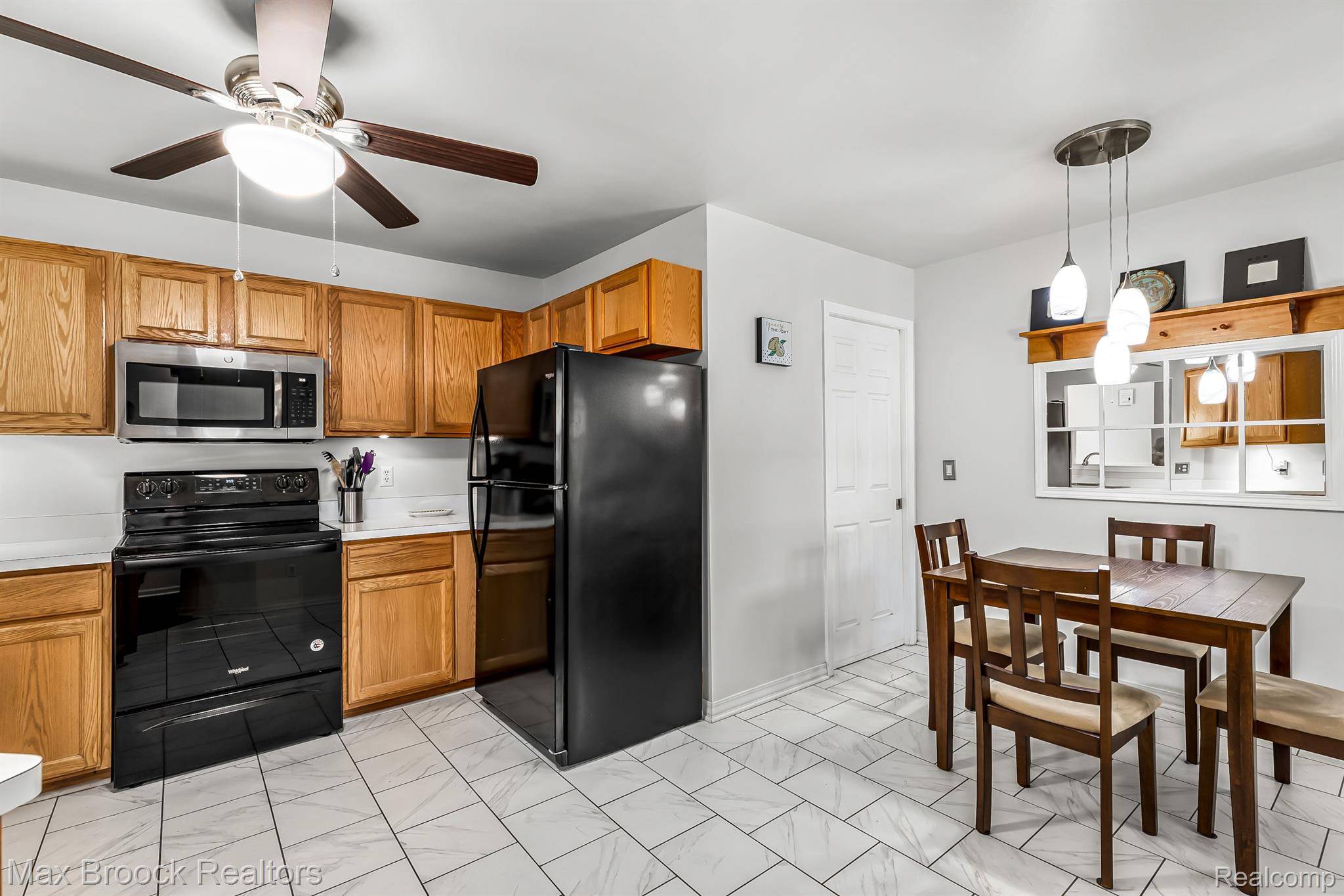 Wixom, MI 48393,674 CHESTNUT DR #6